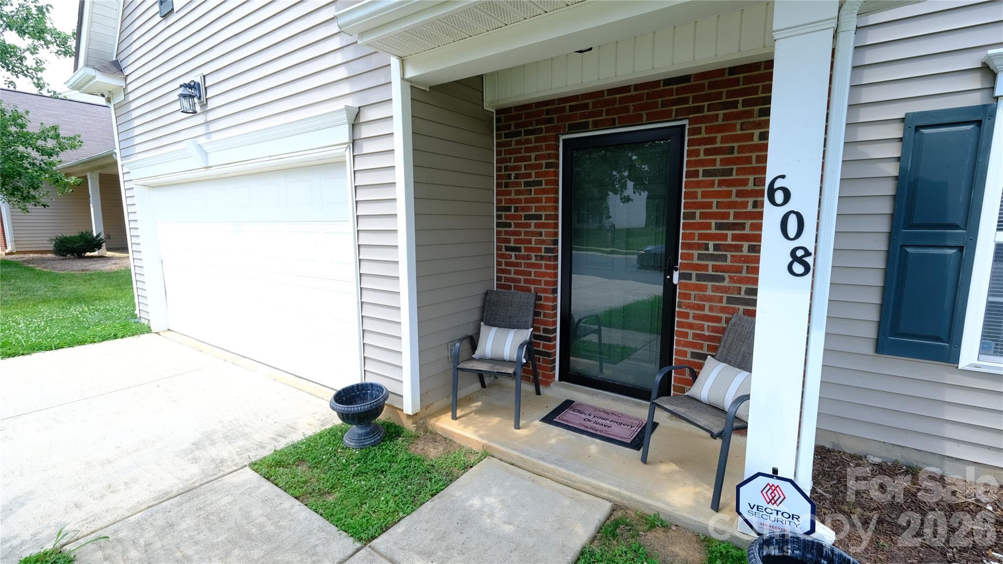 Single Family Residence at 608 Wrayhill Drive, Charlotte, photo 3 of 33