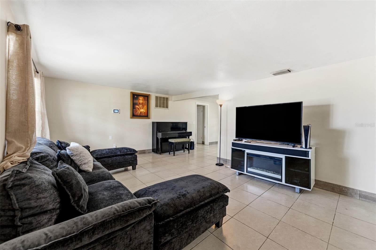 Walk in to your open living room with high ceilings througout - 3849 LUMA DR, HOLIDAY