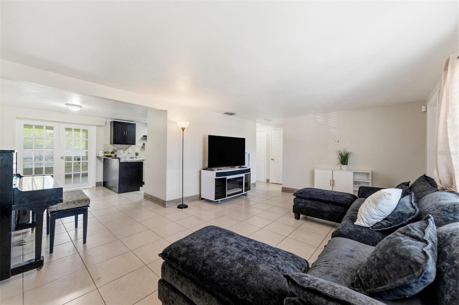 Living room open to the kitchen and dining area - 3849 LUMA DR, HOLIDAY