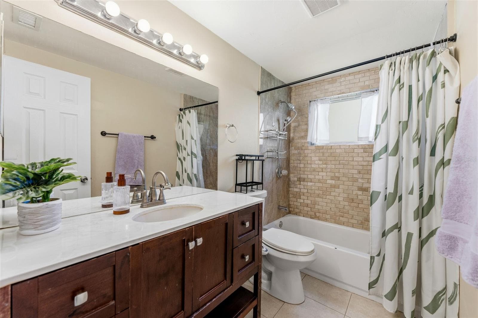 Primary bathroom with full tub and shower - 3849 LUMA DR, HOLIDAY