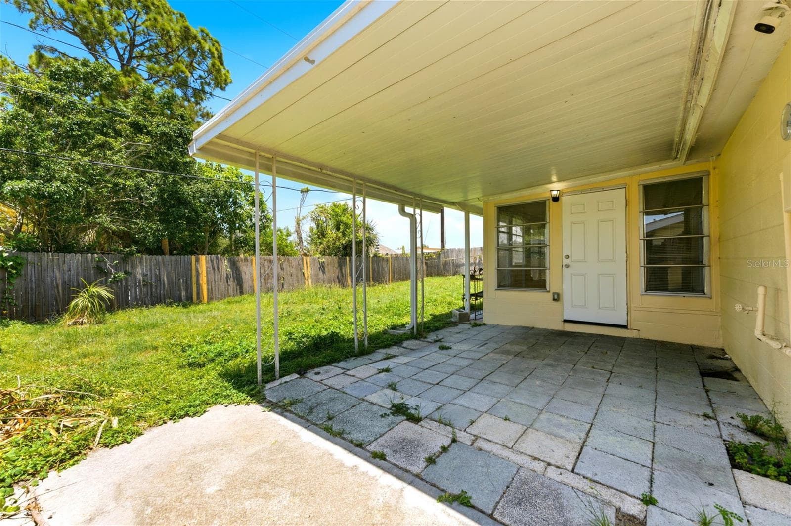 Covered patio in your fully fenced back yard - 3849 LUMA DR, HOLIDAY