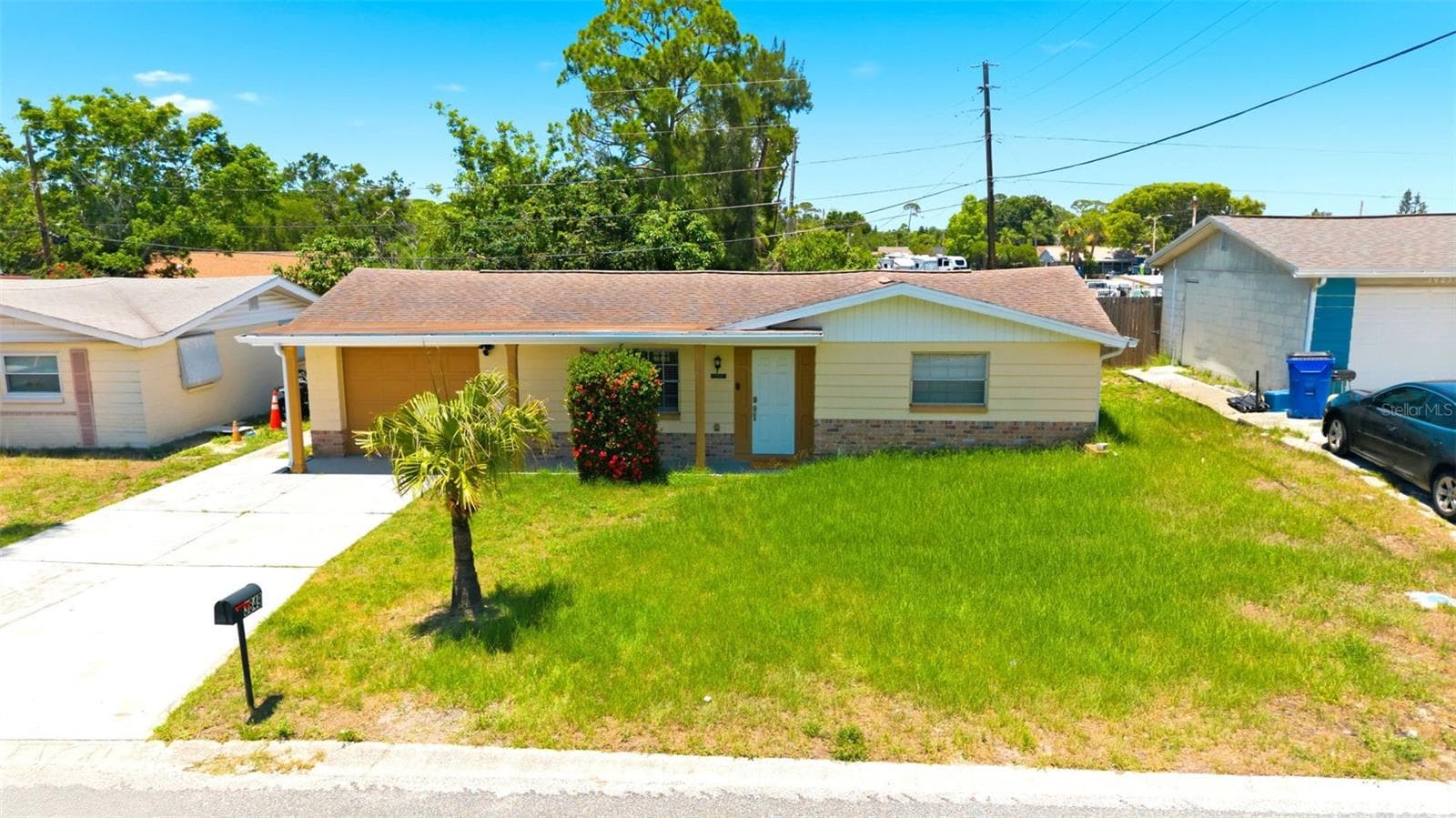 Plenty of driveway for multiple cars - 3849 LUMA DR, HOLIDAY