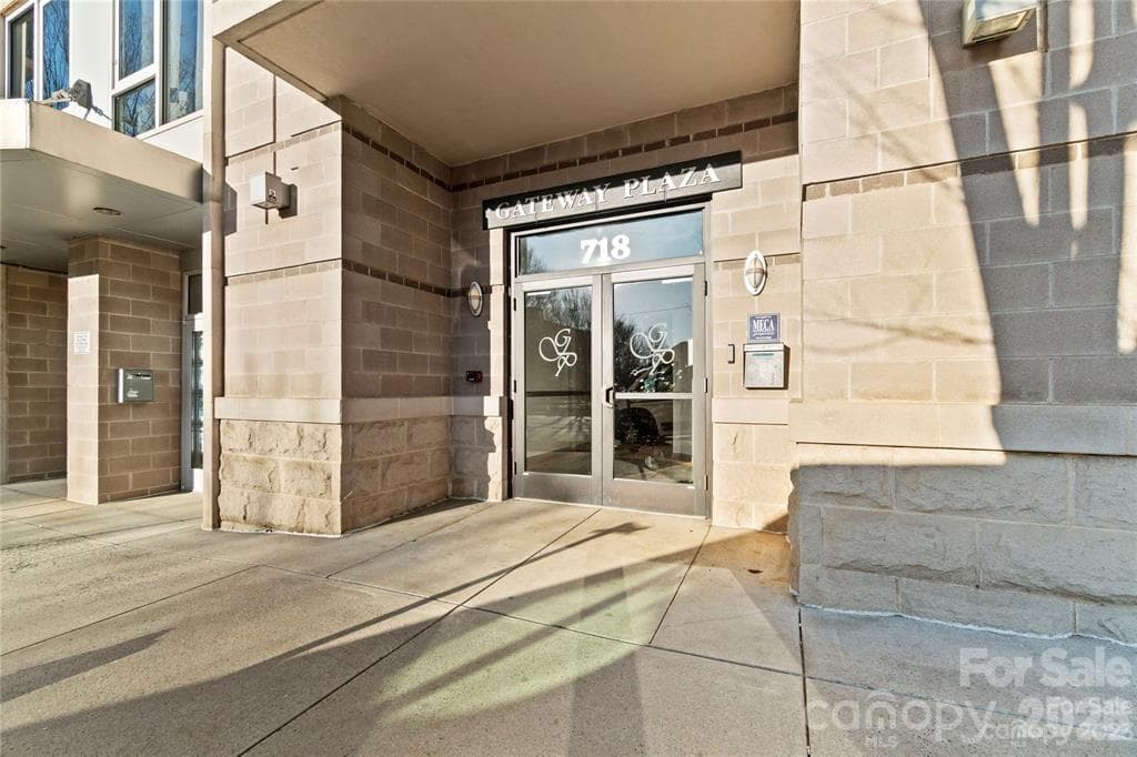 Condominium at 718 W Trade Street, Charlotte, photo 2 of 27