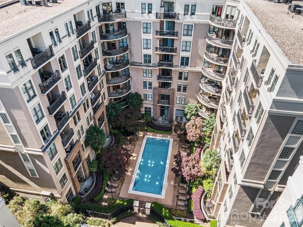 Condominium at 718 W Trade Street, Charlotte, photo 4 of 27