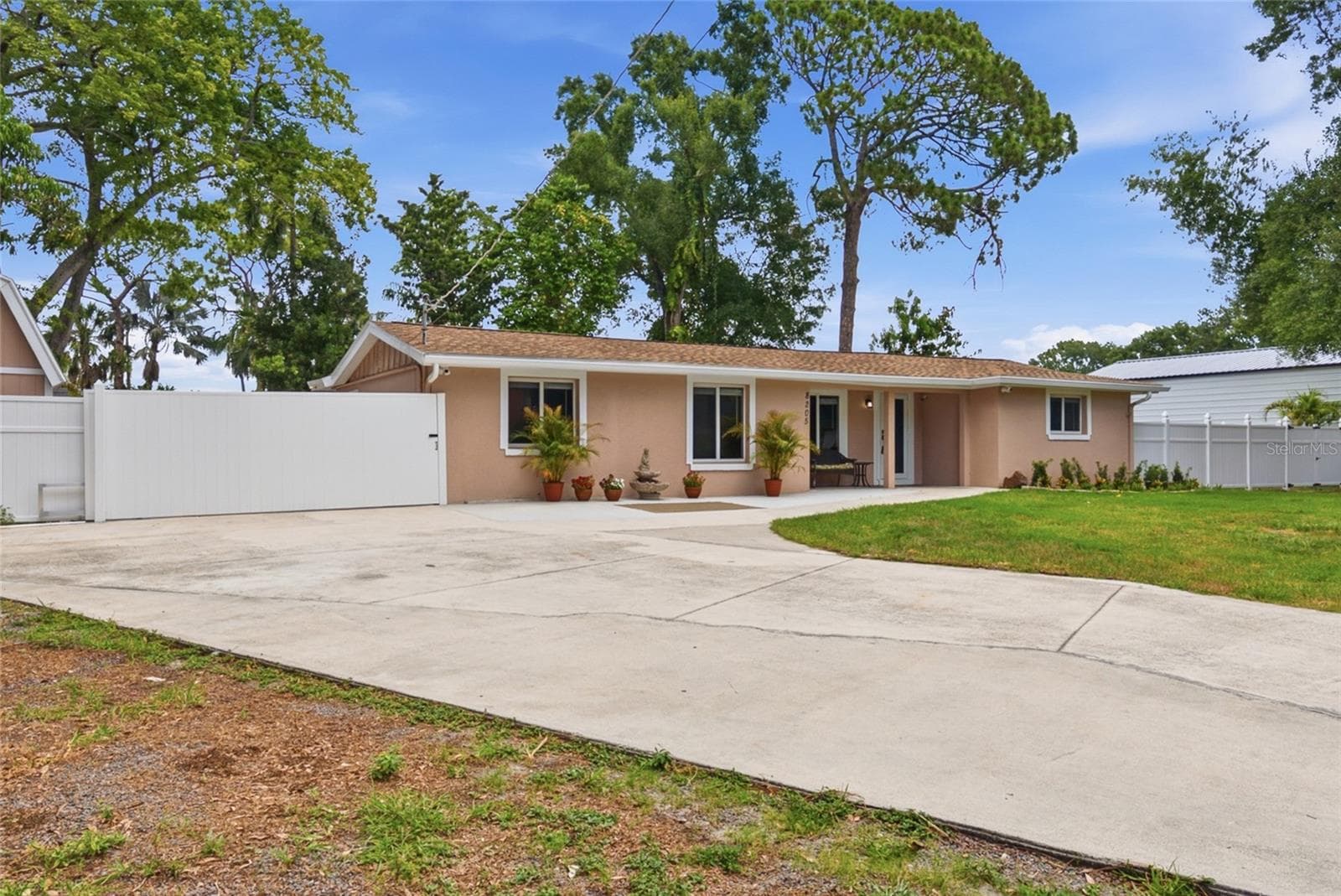 Single Family Residence at 8205 WESTRIDGE DR, TAMPA, photo 2 of 56