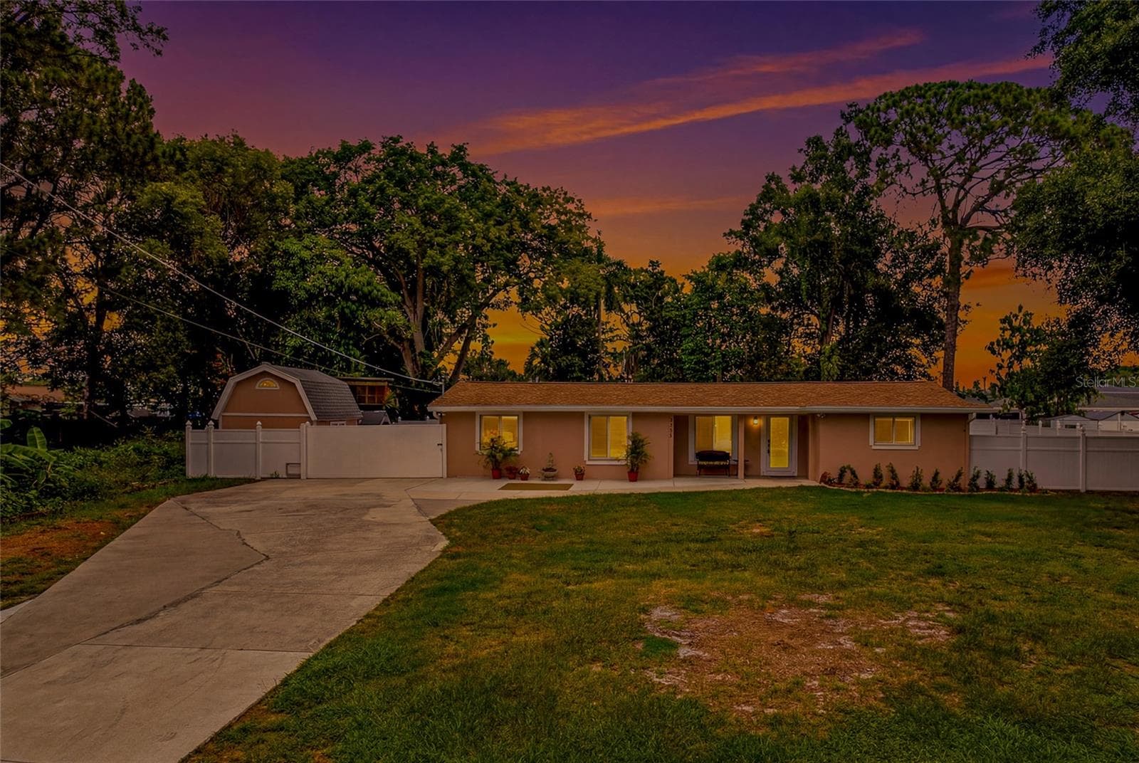 Single Family Residence at 8205 WESTRIDGE DR, TAMPA, photo 4 of 56