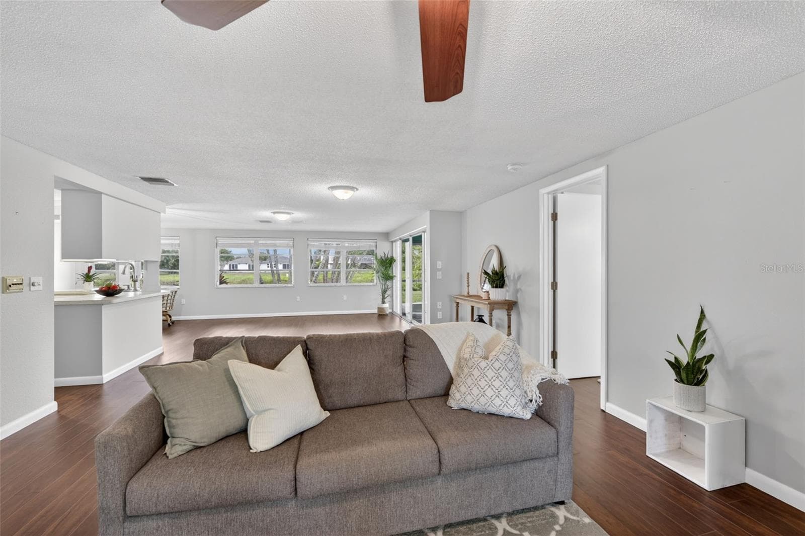 Large Living Room Open to Dining and Other Areas - 1226 PINE NEEDLE RD, VENICE