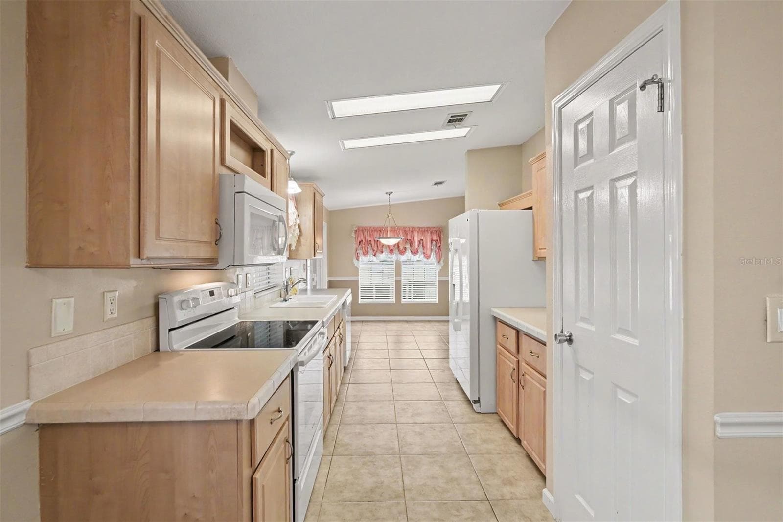 Manufactured Home at 37536 GILL AVE, ZEPHYRHILLS, photo 9 of 26