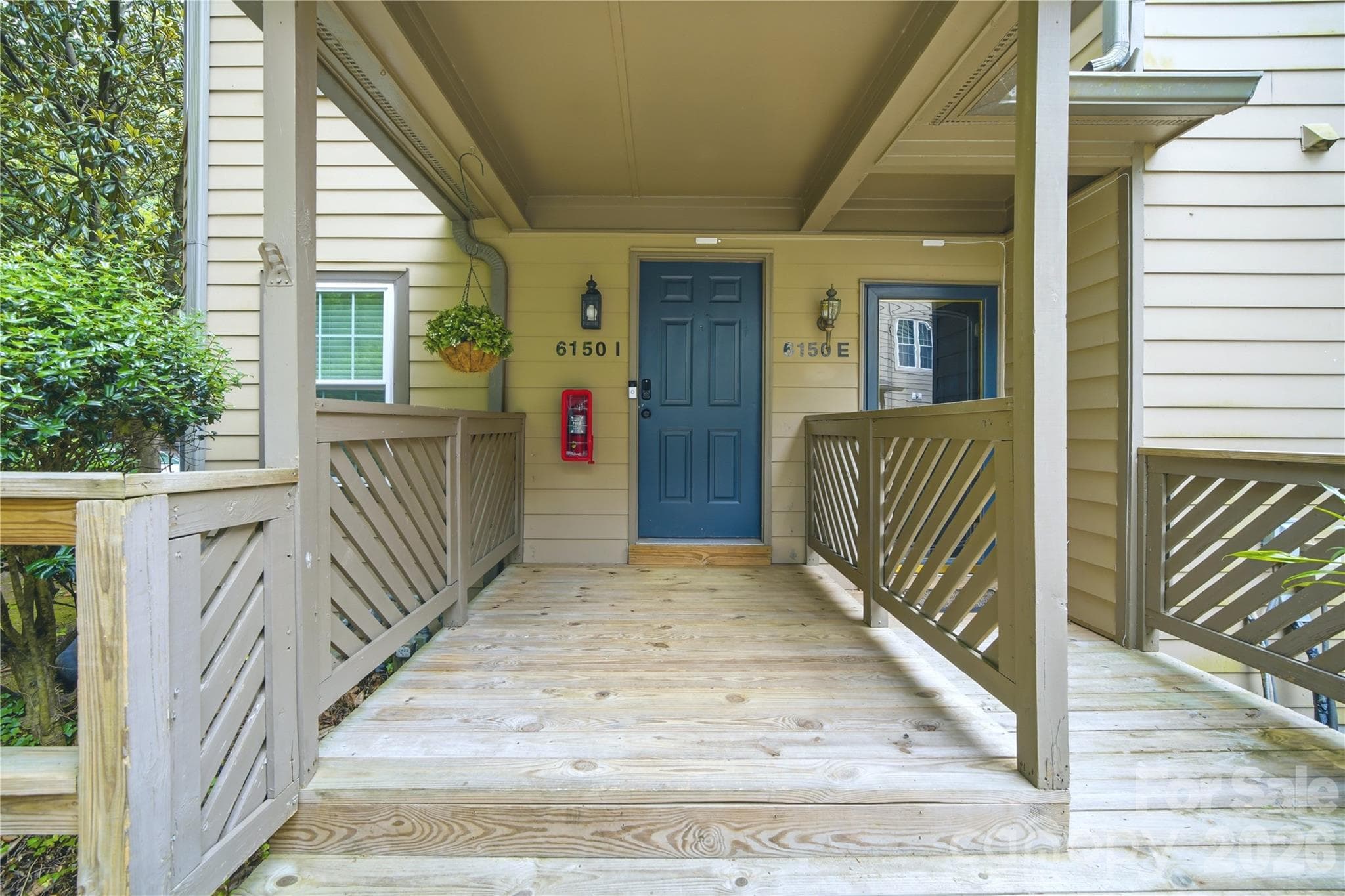 Covered entryway - Charlotte