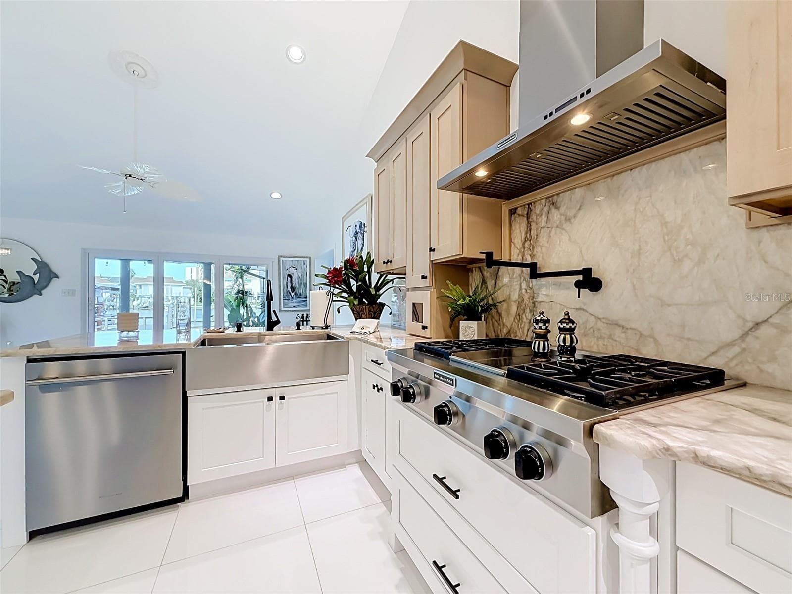 Gas range - 324 LEEWARD IS, CLEARWATER BEACH
