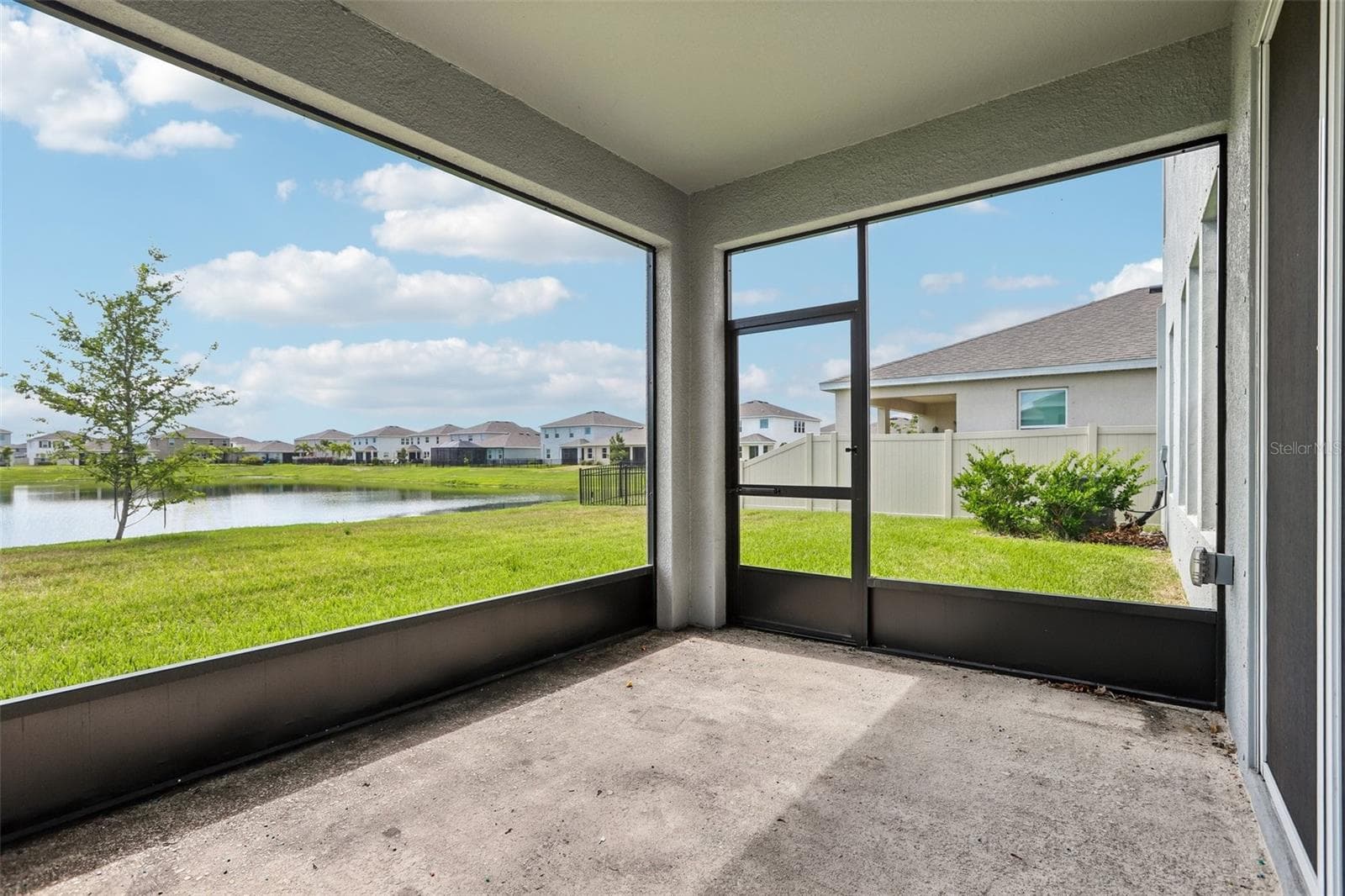 Single Family Residence at 327 MANGROVE MANOR DR, APOLLO BEACH, photo 2 of 30