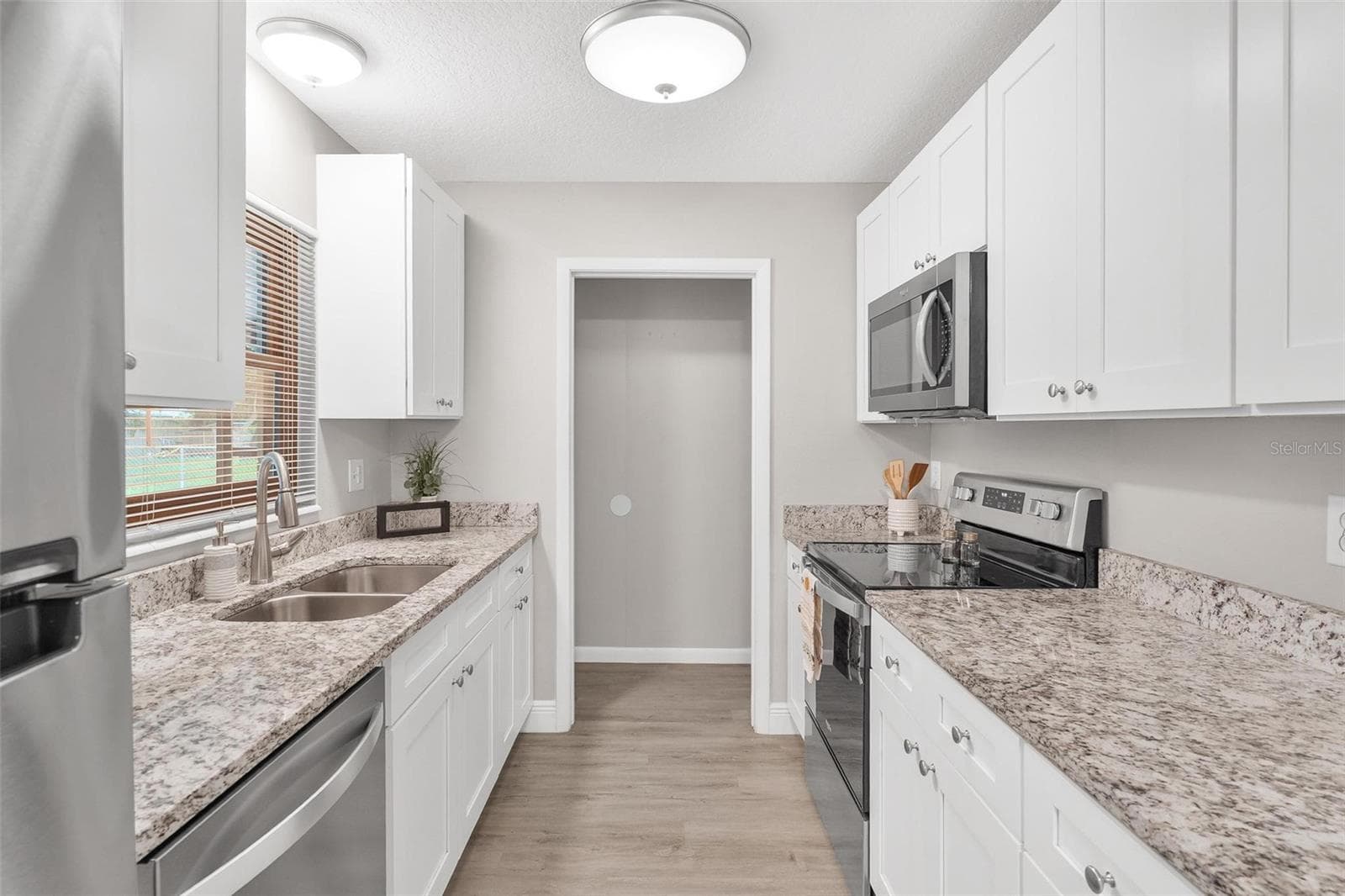 Updated Kitchen with Granite Countertops - 35904 DAWN DR, LEESBURG