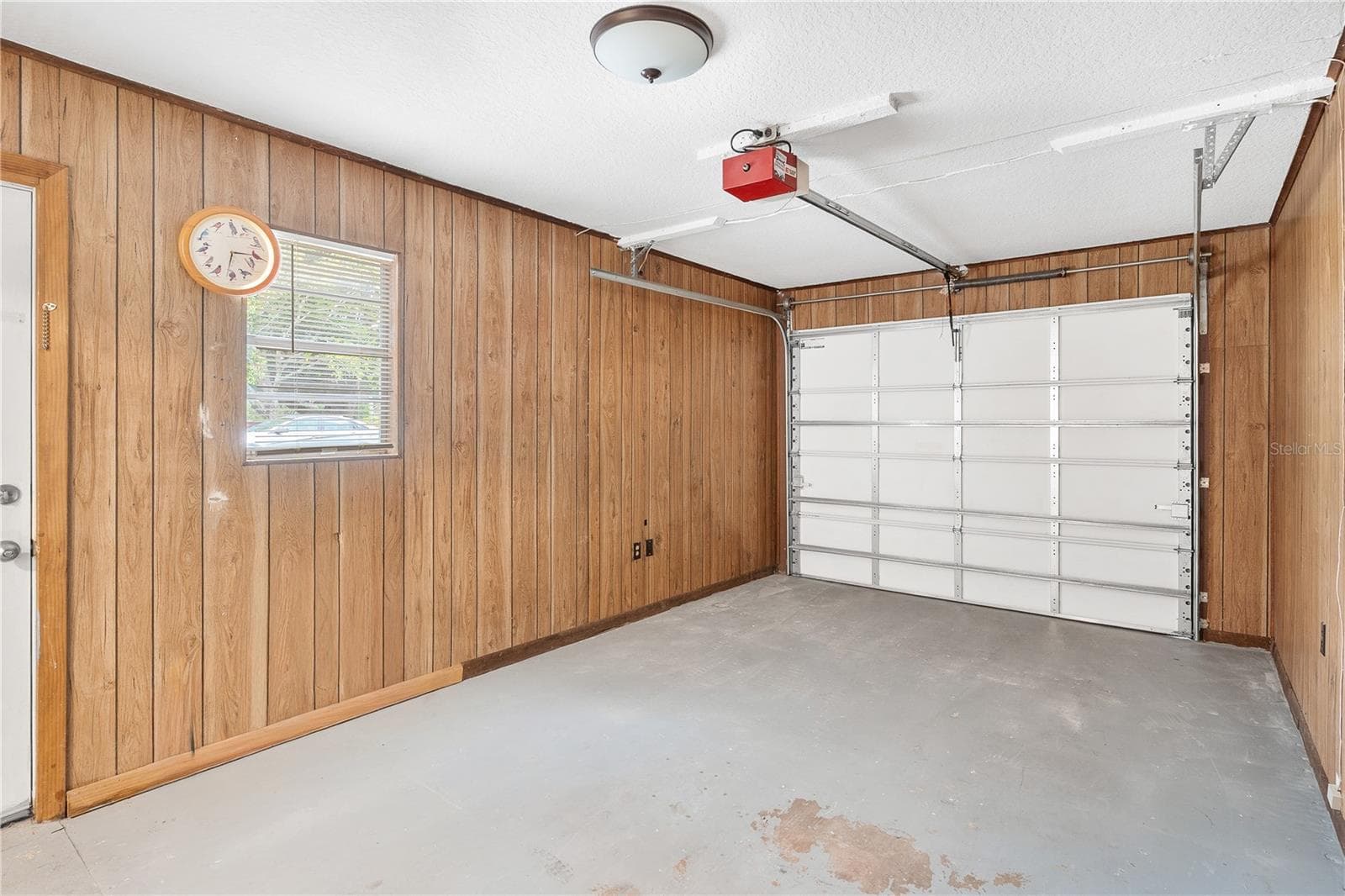 Oversized 1 Car Garage - 35904 DAWN DR, LEESBURG
