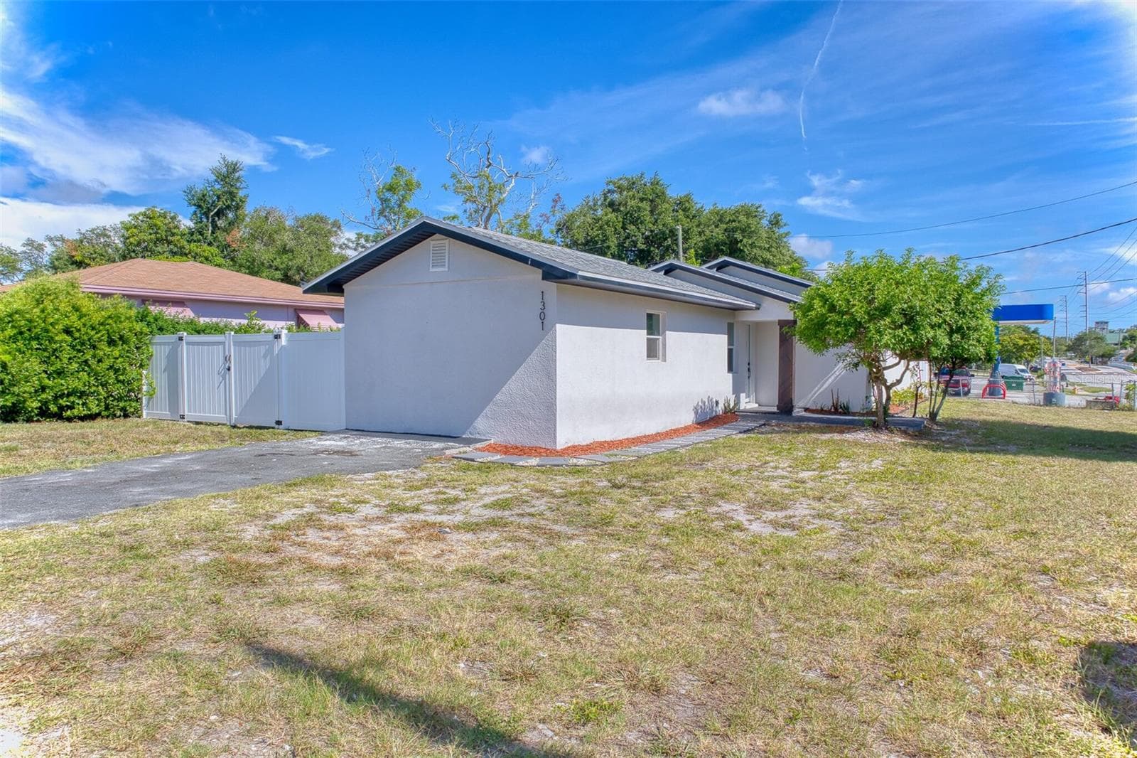 Single Family Residence at 1301 WOODBINE ST, CLEARWATER, photo 4 of 40