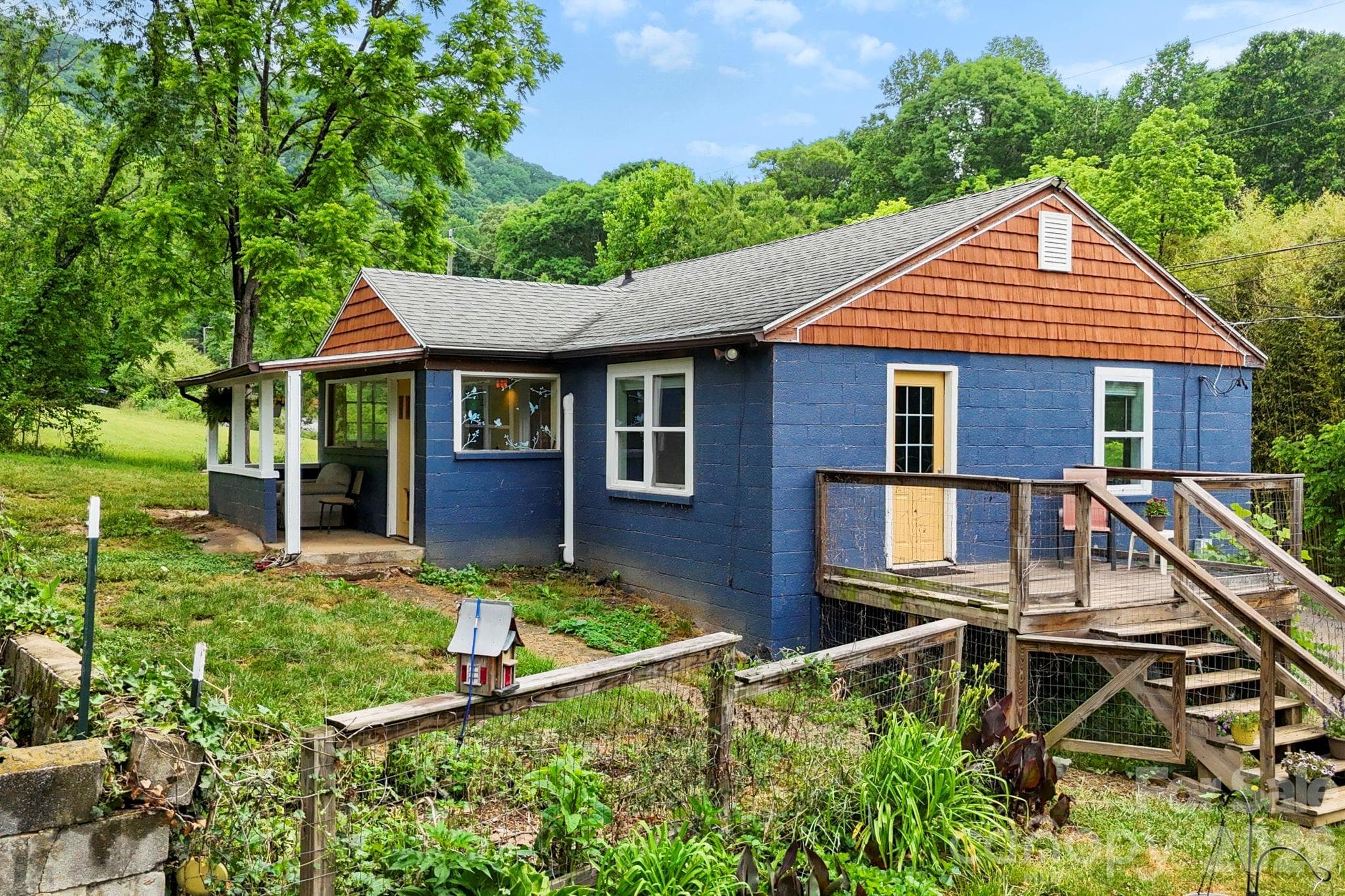 The Second Living Qtr is a 2 bed / 1 bath on double car garage - 4 Mountain View Road, Asheville