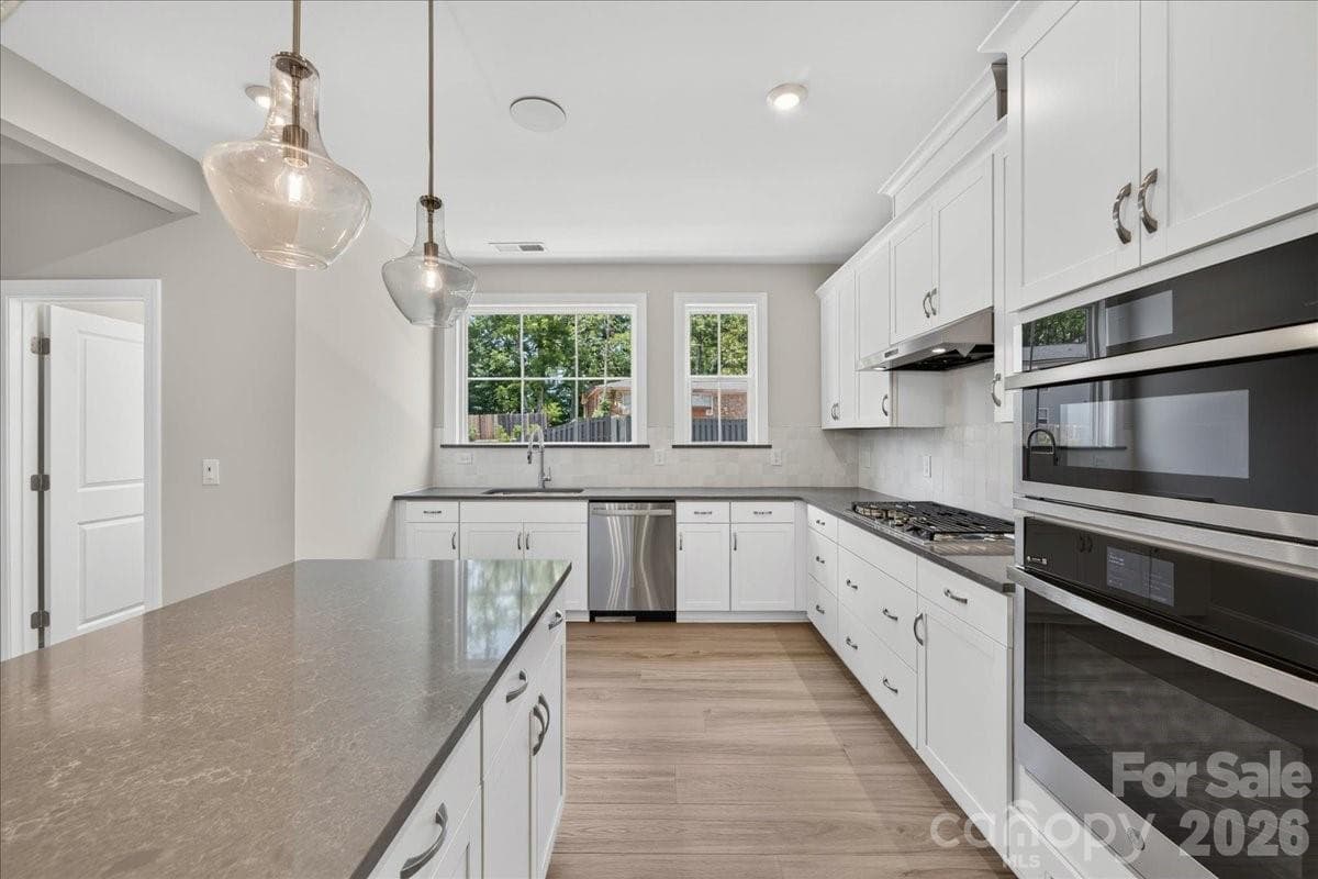 Light filled gourmet kitchen - Waxhaw