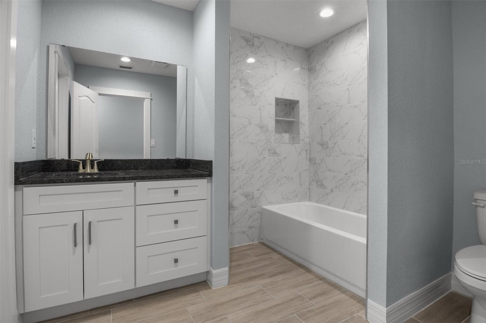 Guest Bathroom - 3945 CHART PRINE RD, LAKELAND