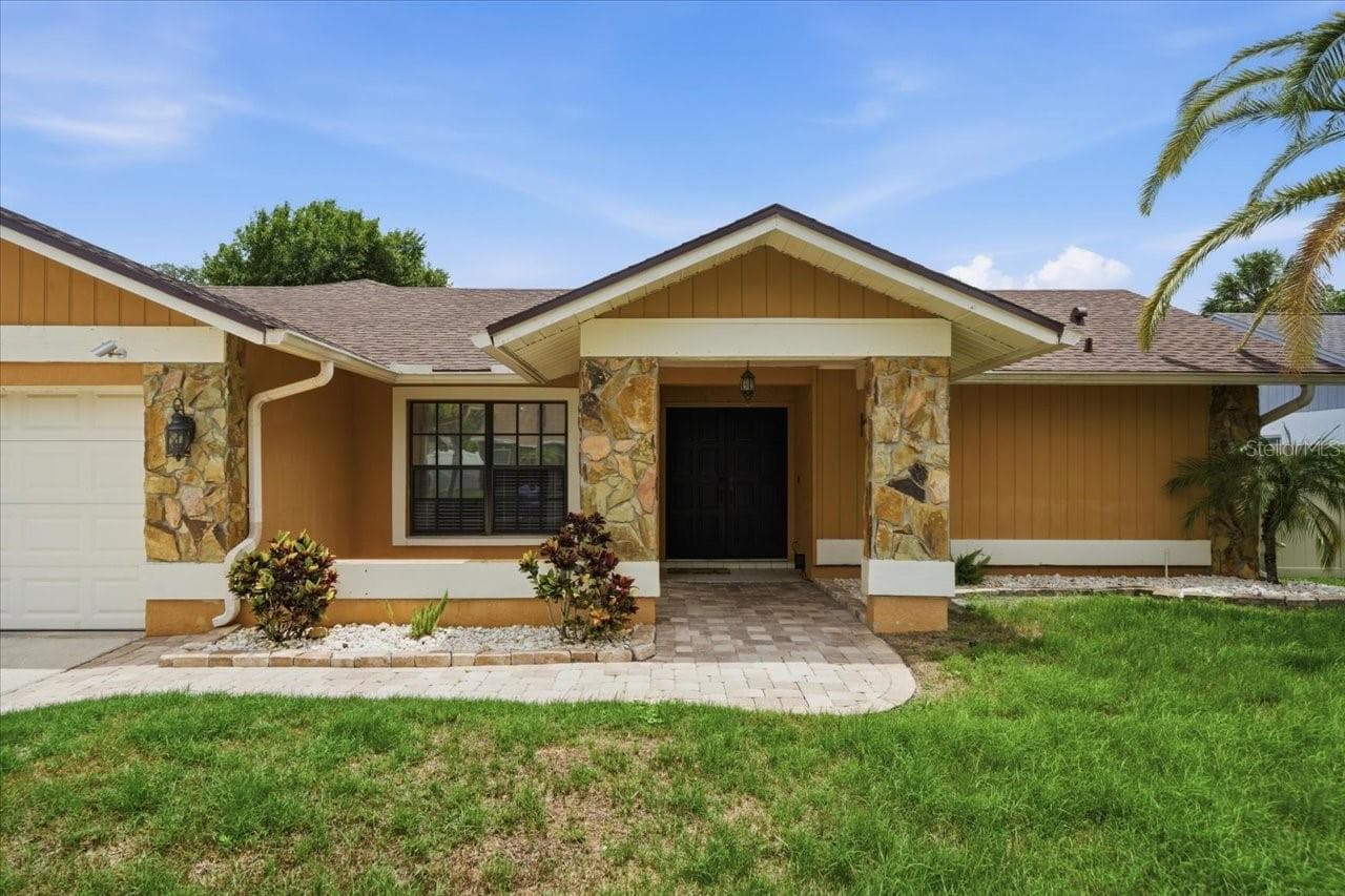 Single Family Residence at 11803 SWEETPEA CT, TAMPA, photo 2 of 39