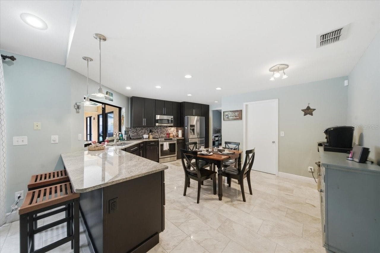 Single Family Residence at 11803 SWEETPEA CT, TAMPA, photo 6 of 39