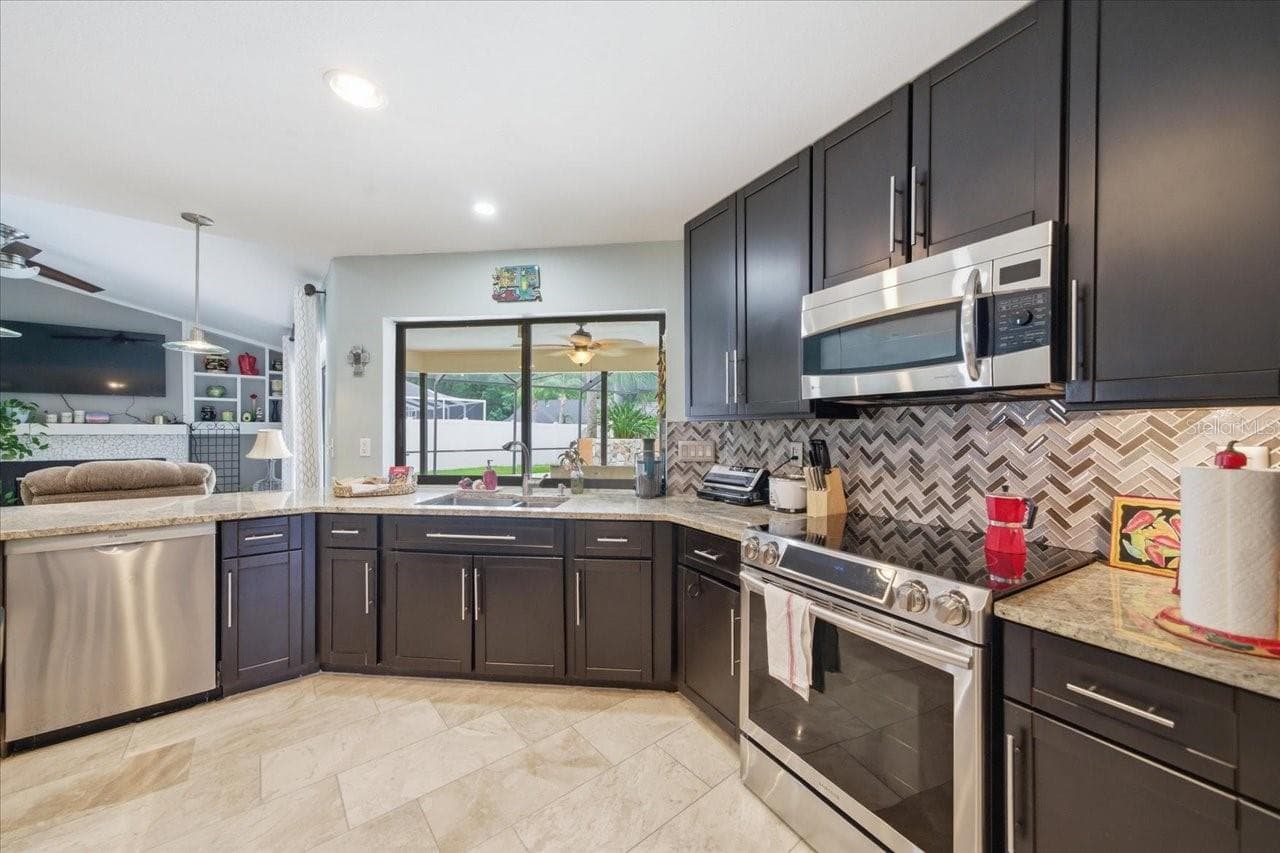 Single Family Residence at 11803 SWEETPEA CT, TAMPA, photo 10 of 39