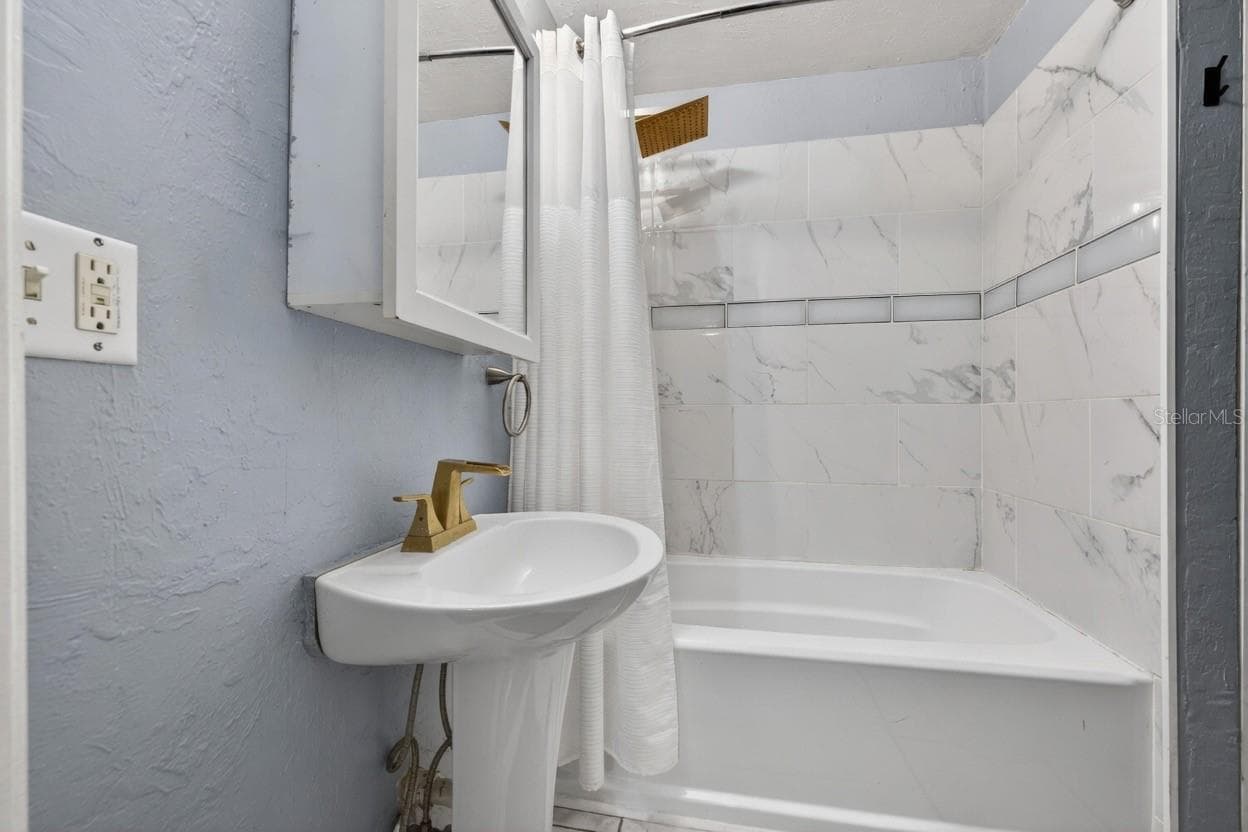 Hall Bathroom - 1213 55TH ST S, GULFPORT