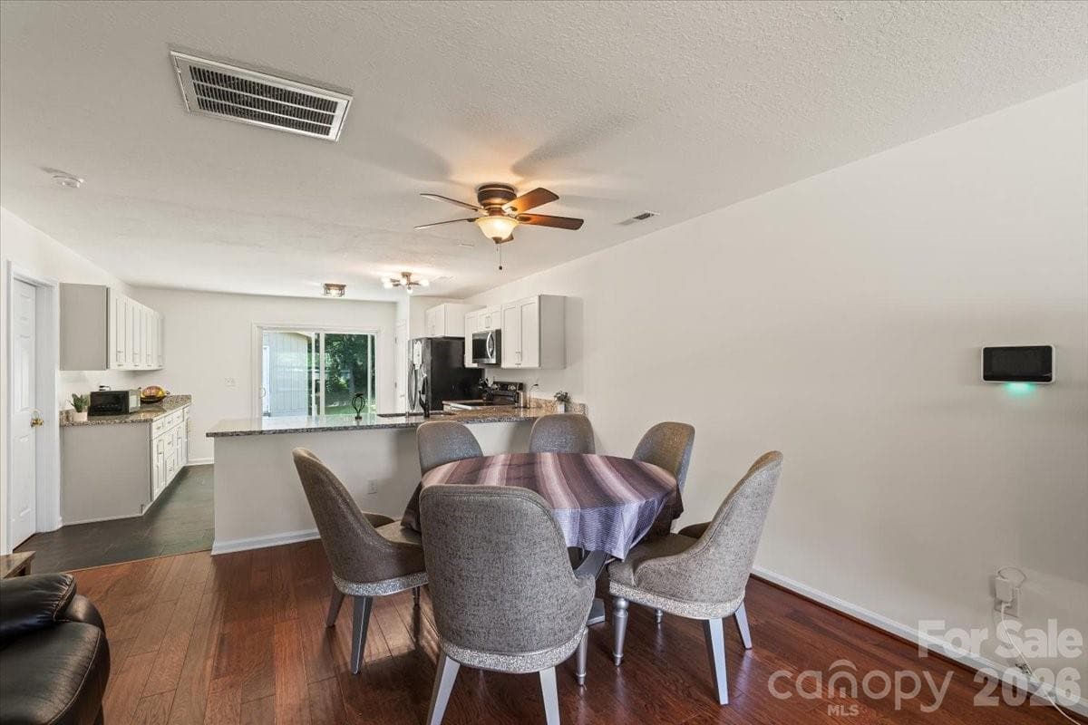 Single Family Residence at 3119 Decapolis Drive, Charlotte, photo 3 of 20