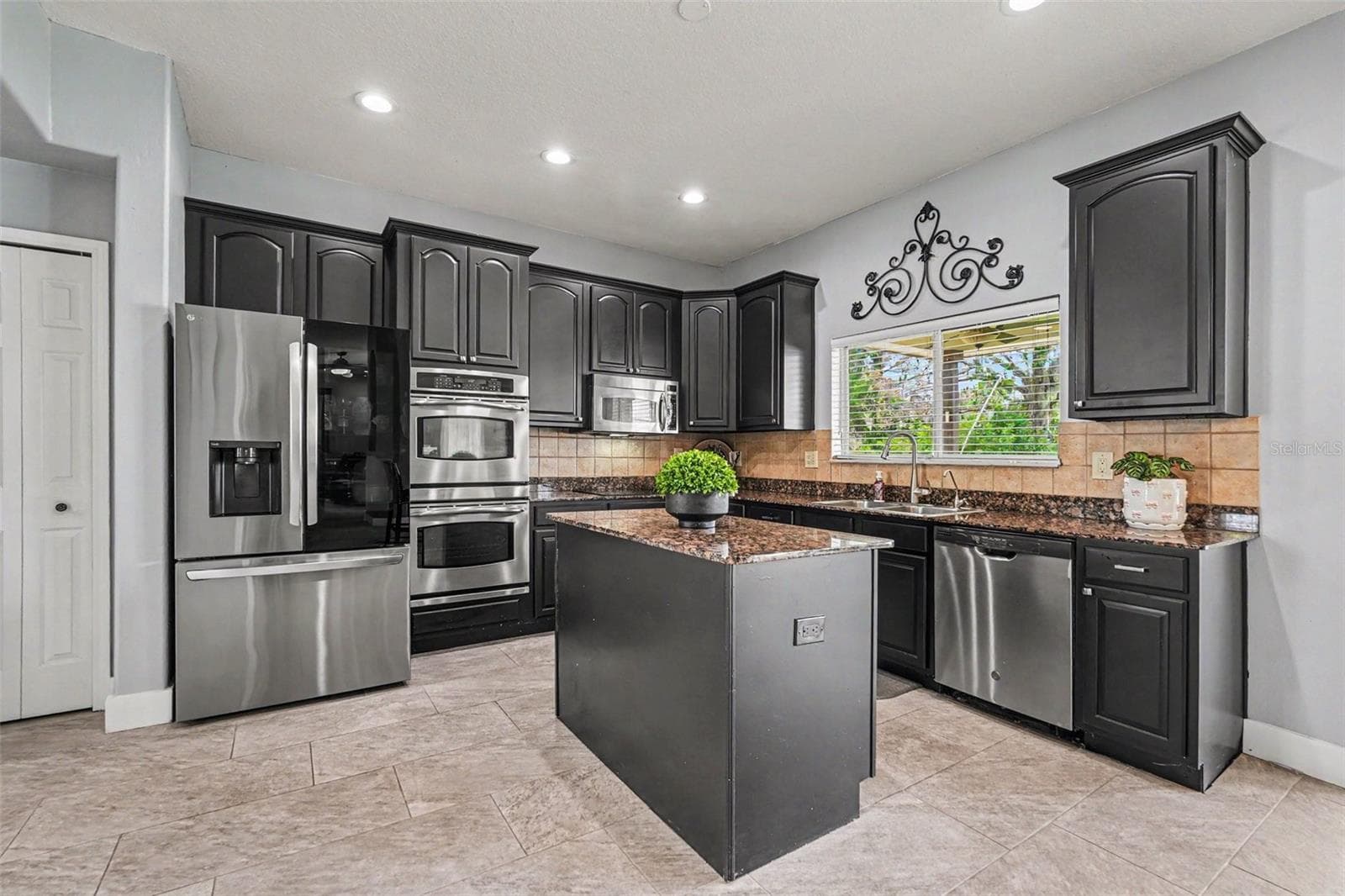 Single Family Residence at 12915 CARLINGTON LN, RIVERVIEW, photo 12 of 38