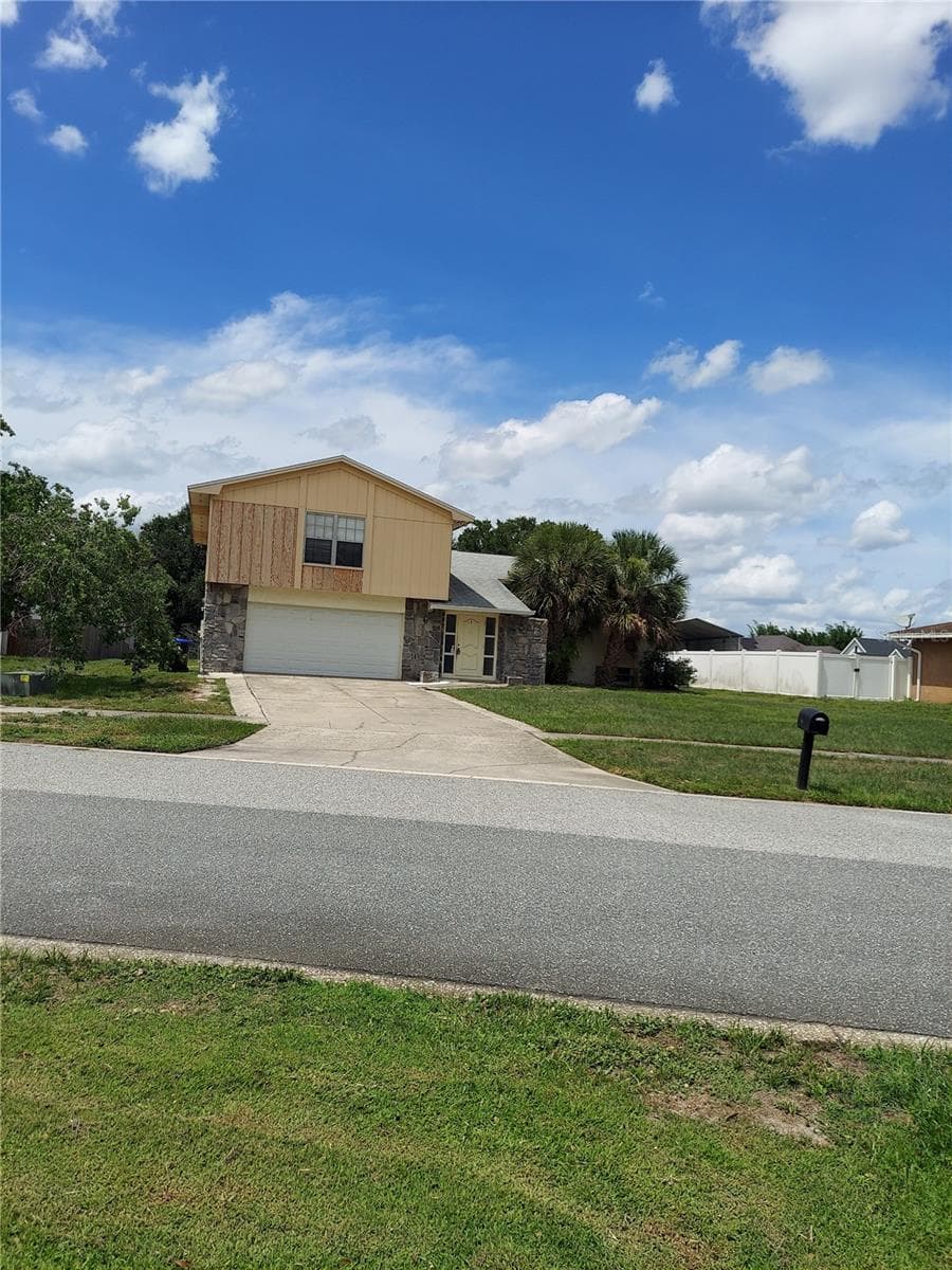 8139 LAUREL TREE DR