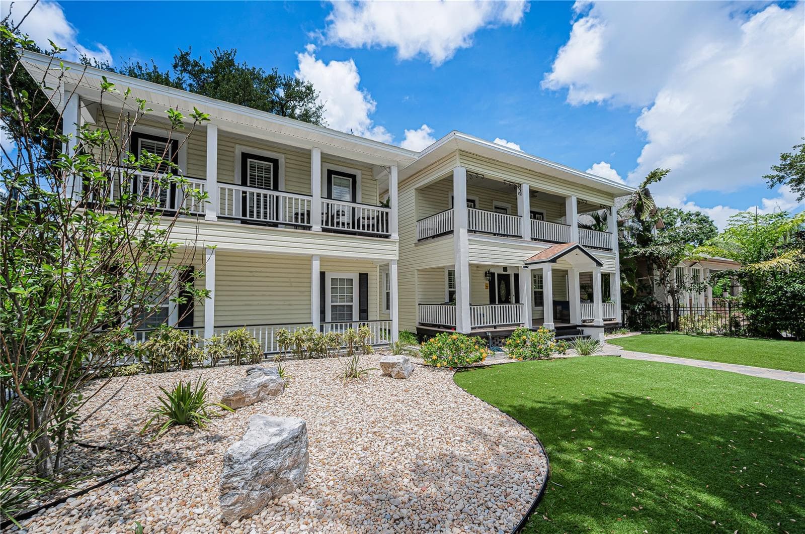 Beautiful maintenance free Florida landscaping. - 732 NE OAK ST, ST PETERSBURG