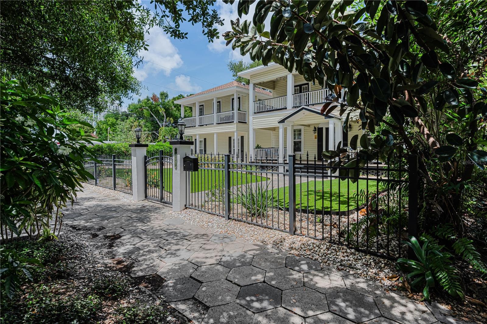 Single Family Residence at 732 NE OAK ST, ST PETERSBURG, photo 7 of 98