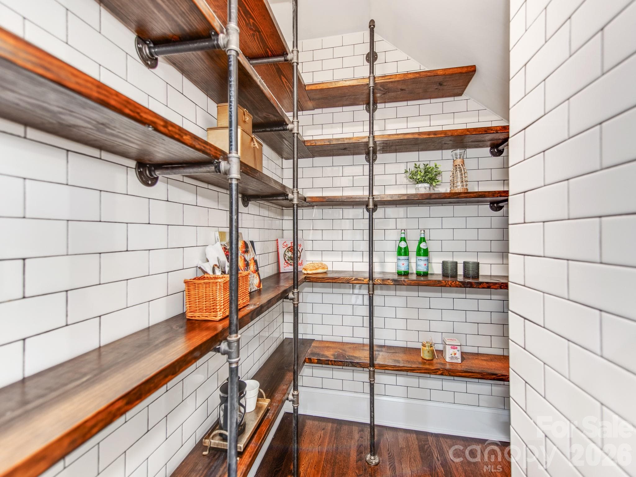 Walk in Pantry - Charlotte