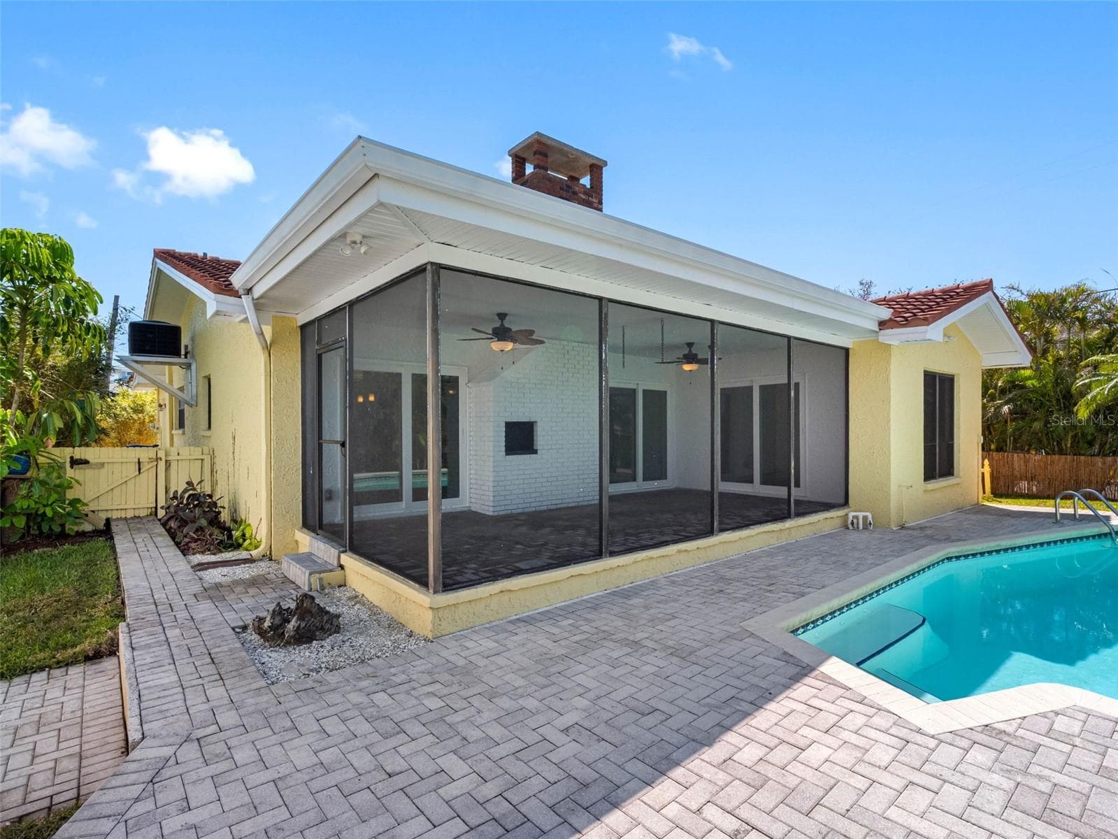 Single Family Residence at 562 JOHNS PASS AVE, MADEIRA BEACH, photo 17 of 89