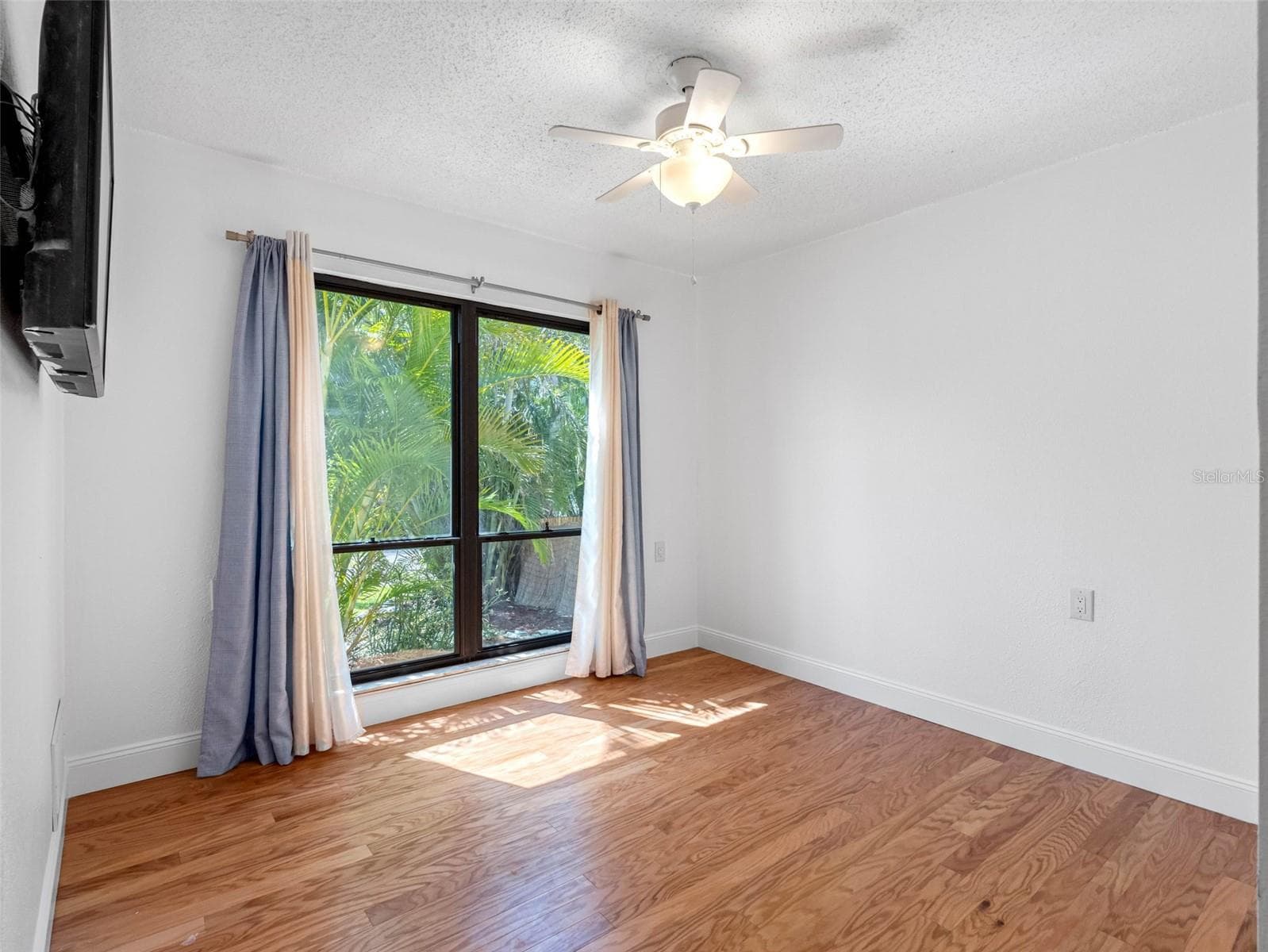 Single Family Residence at 562 JOHNS PASS AVE, MADEIRA BEACH, photo 43 of 89