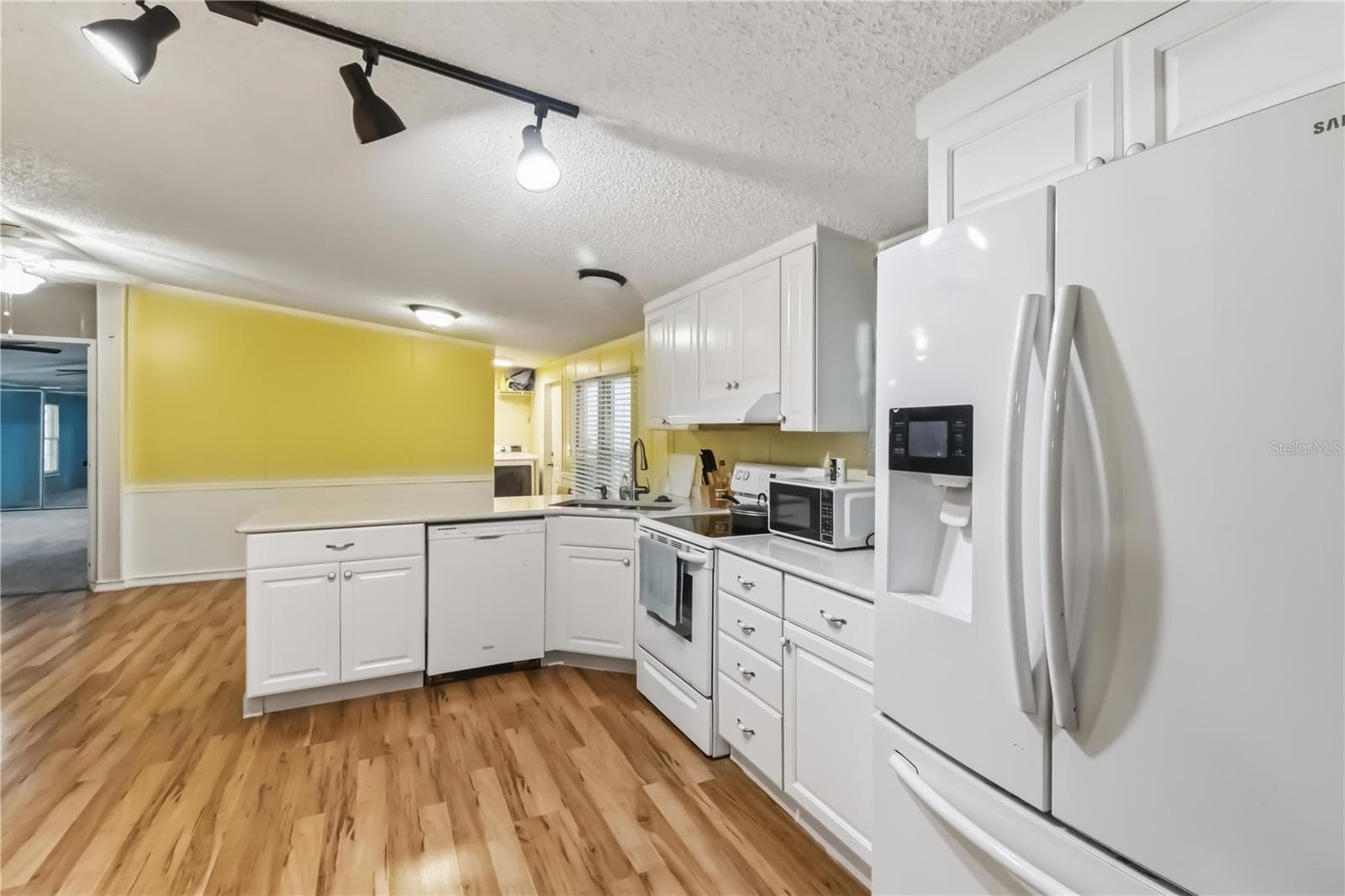 Manufactured Home at 12104 WOODSIDE DR, RIVERVIEW, photo 7 of 32
