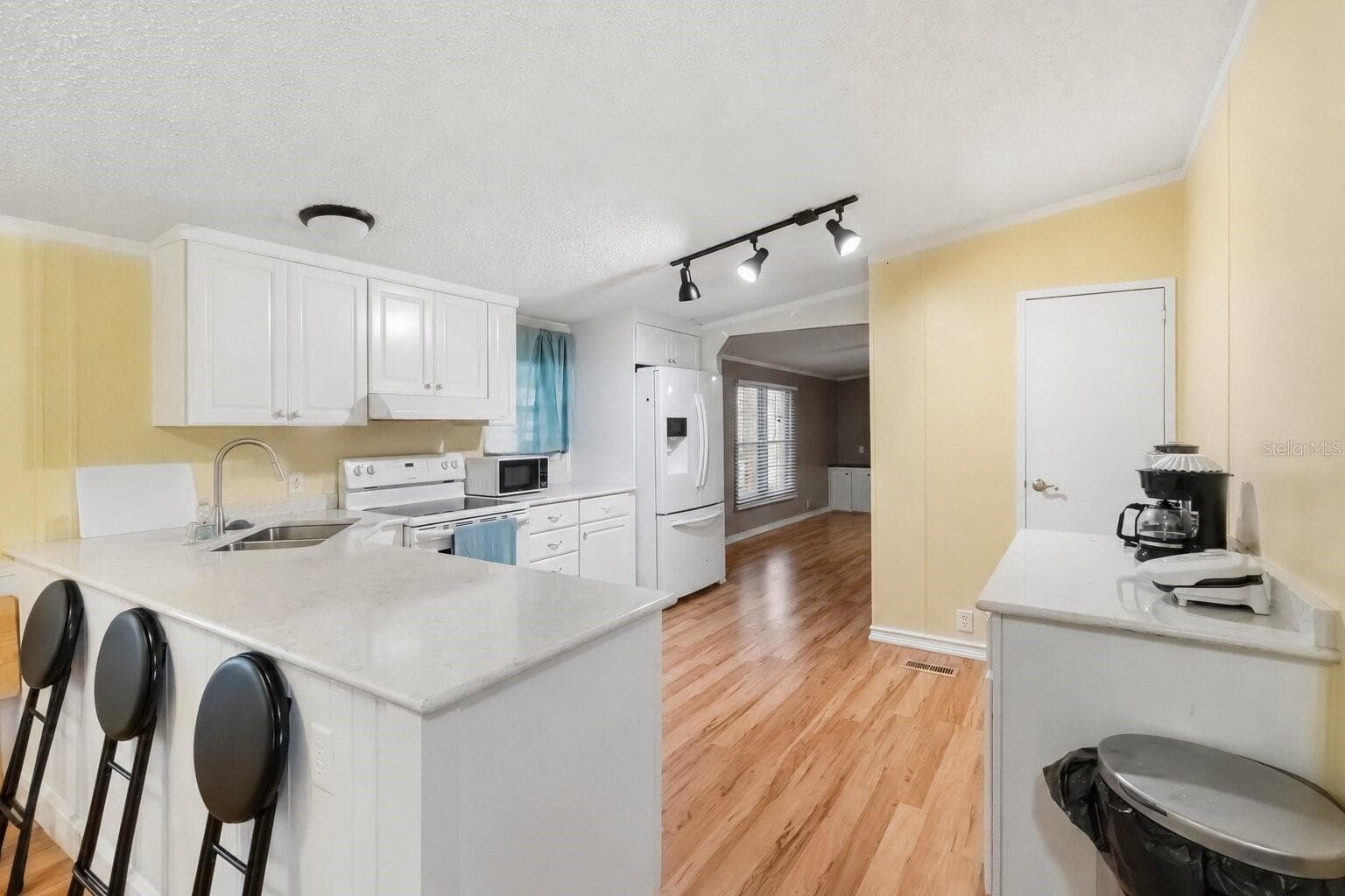 Manufactured Home at 12104 WOODSIDE DR, RIVERVIEW, photo 9 of 32