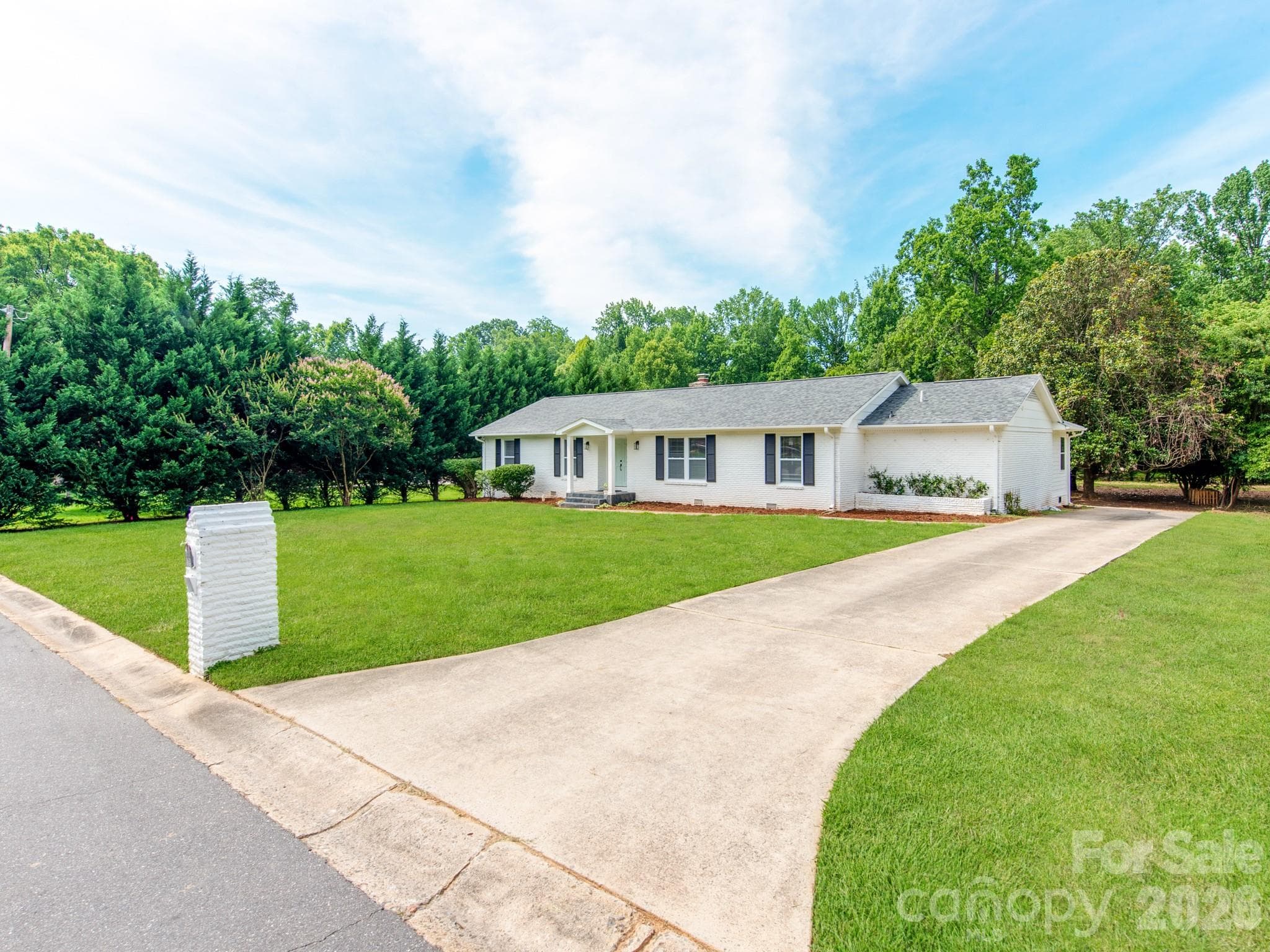 Single Family Residence at 629 Belmorrow Drive, Charlotte, photo 2 of 34