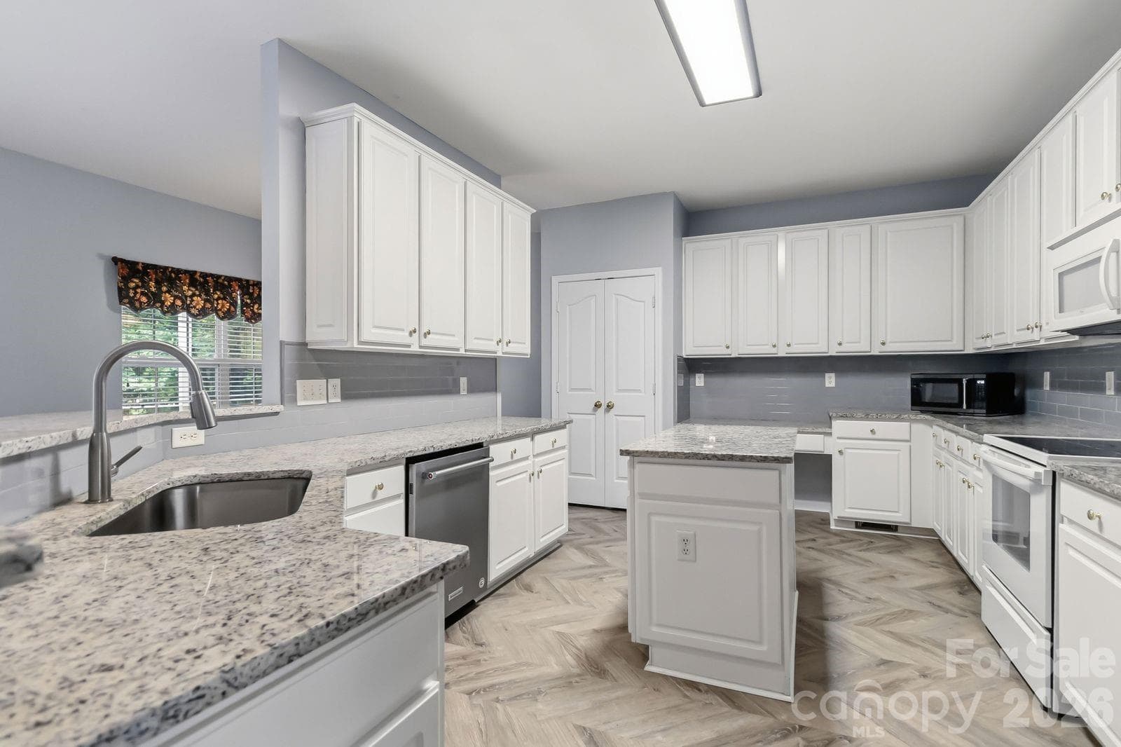 Single Family Residence at 10606 Augustine Hill Lane, Charlotte, photo 9 of 48