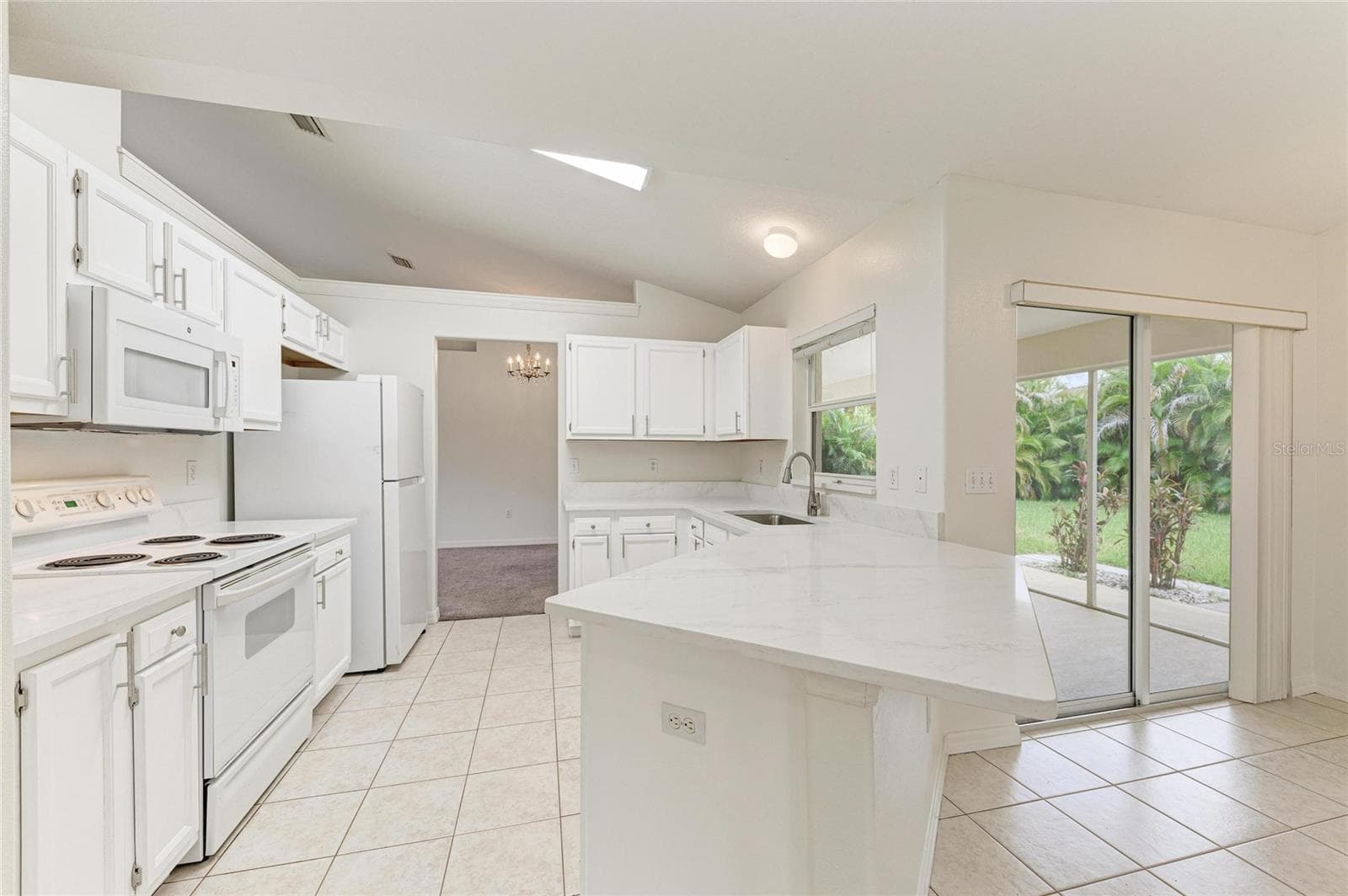 Beautiful light and bright kitchen with quartz countertops - 3213 45TH AVE E, BRADENTON