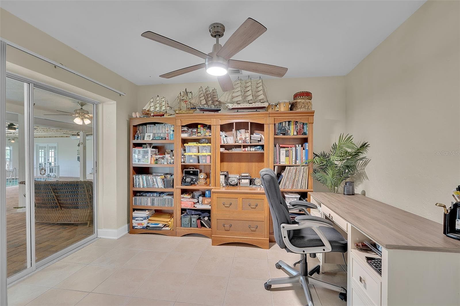Guest room - Sliders out to pool - 332 SHORE DR, ELLENTON