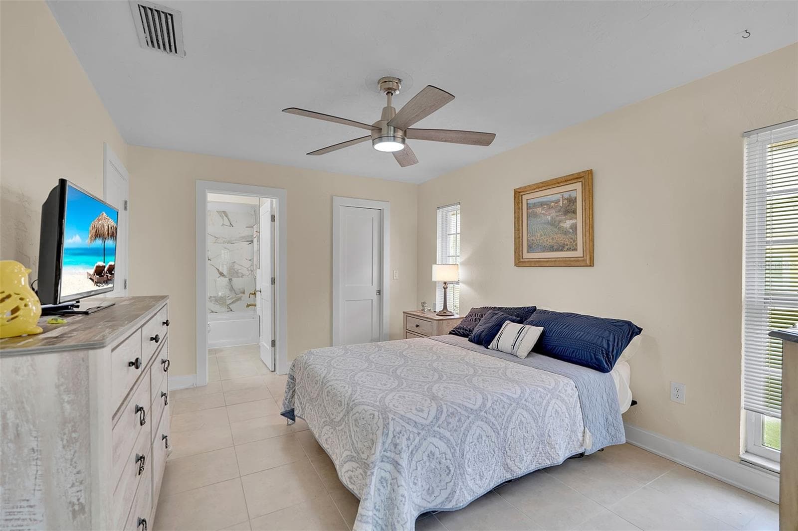 Guest Bed 2 - Ensuite bathroom and walk-in closet. - 332 SHORE DR, ELLENTON