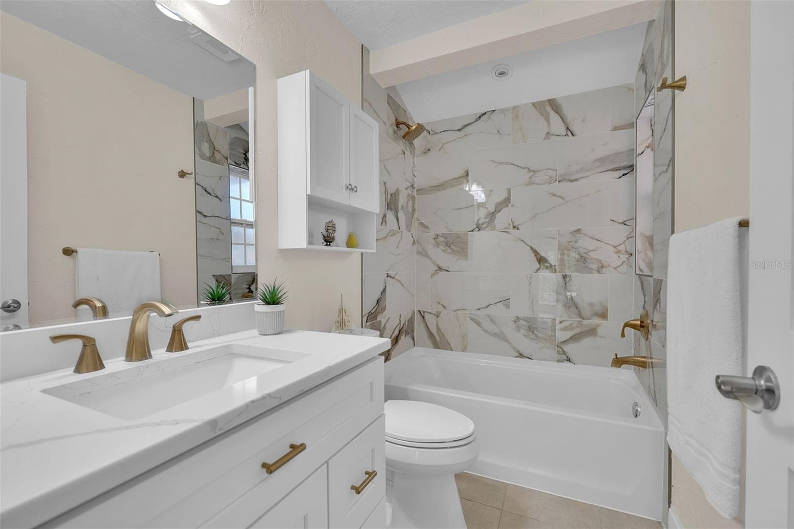 Ensuite for guest room 2 - 332 SHORE DR, ELLENTON