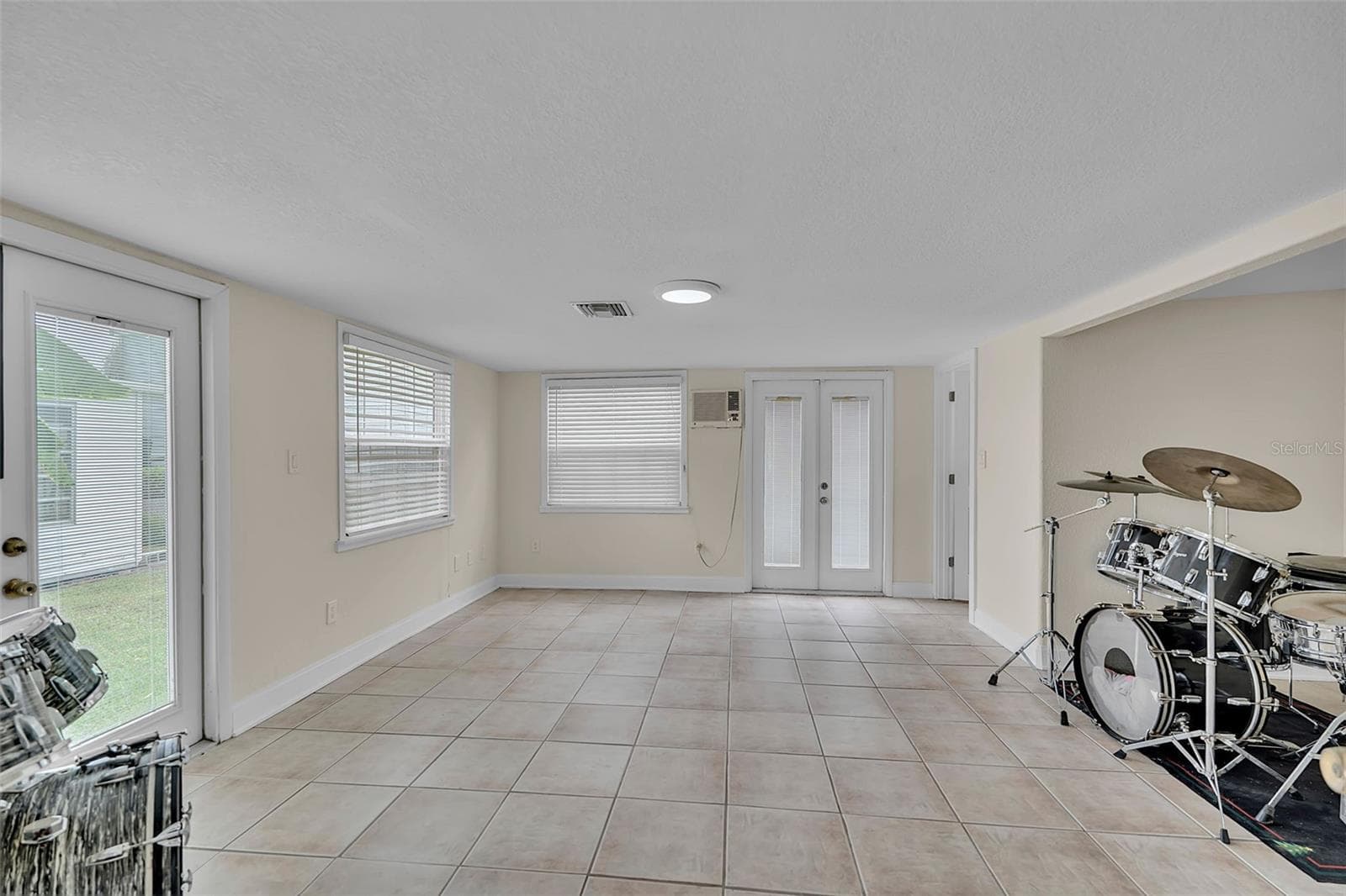 Guest room 3 - Has ensuite with walk-in shower, closet, private entry and also access to pool. - 332 SHORE DR, ELLENTON