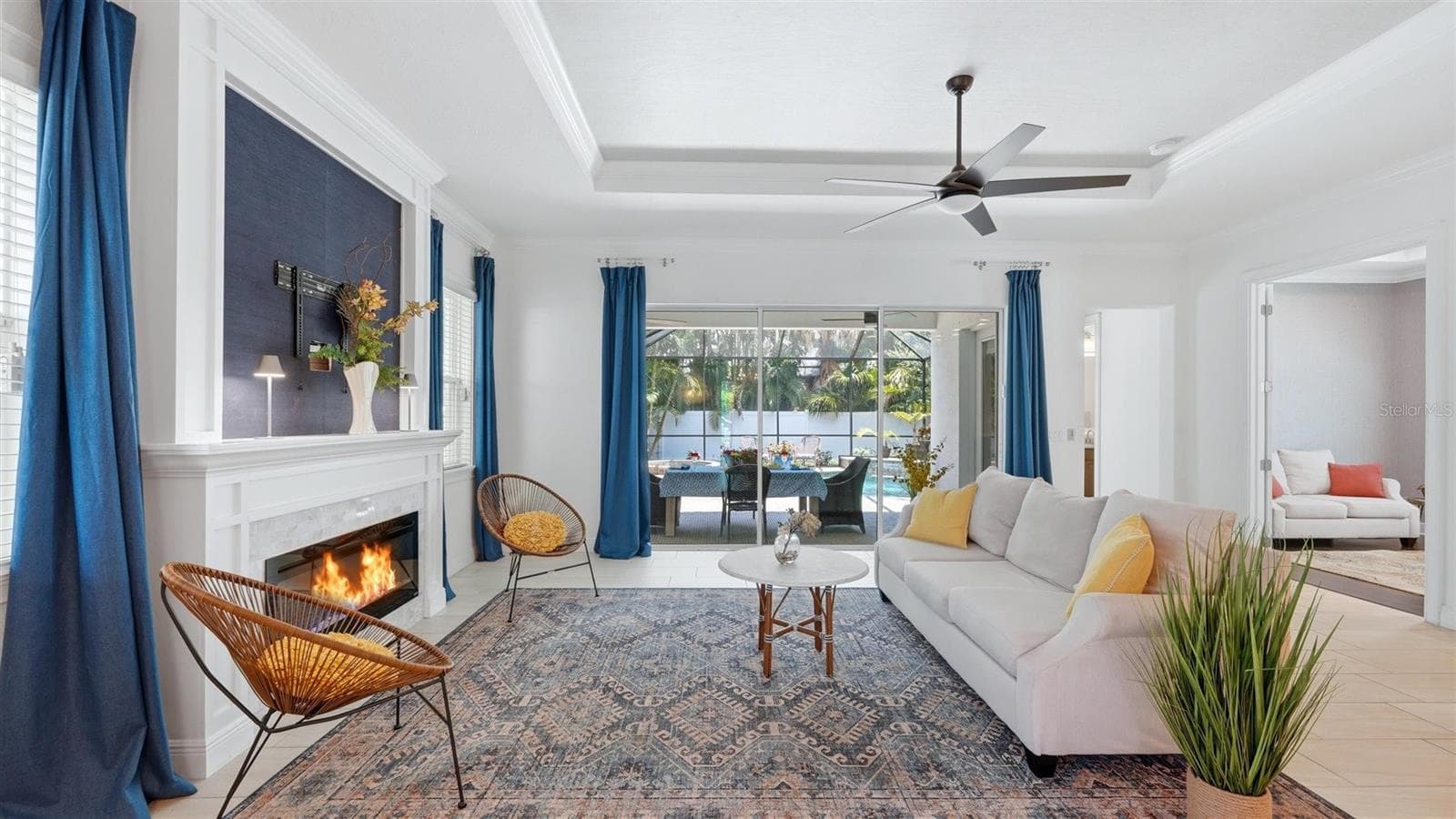Living room sliders open to covered lanai, electric fireplace - 1850 MAGNOLIA ST, SARASOTA
