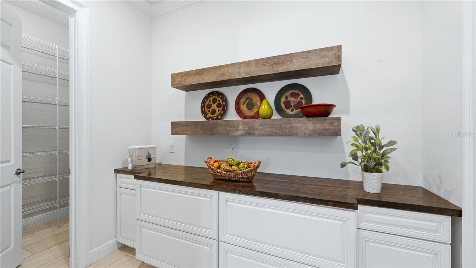 charming 2 part walk-in butler pantry - 1850 MAGNOLIA ST, SARASOTA