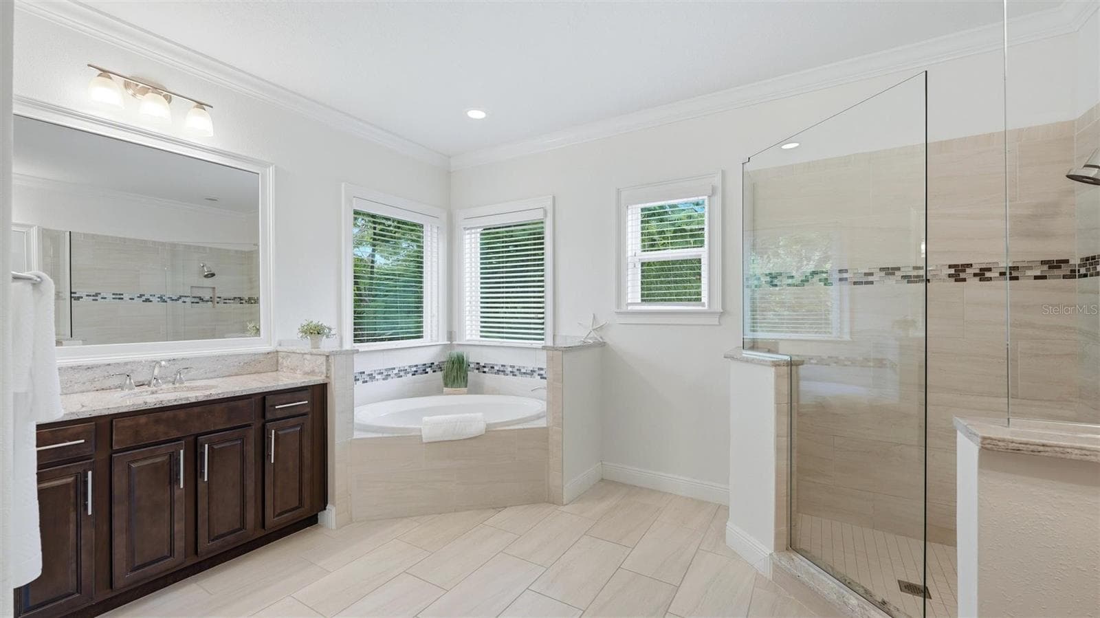 Primary with sunny soak tub! - 1850 MAGNOLIA ST, SARASOTA