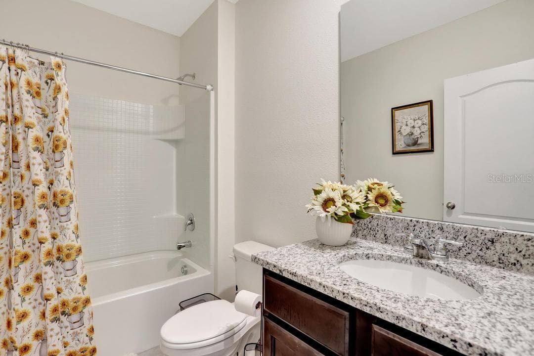 Hallway bathroom - 937 CATTLEMAN ST, WINTER HAVEN