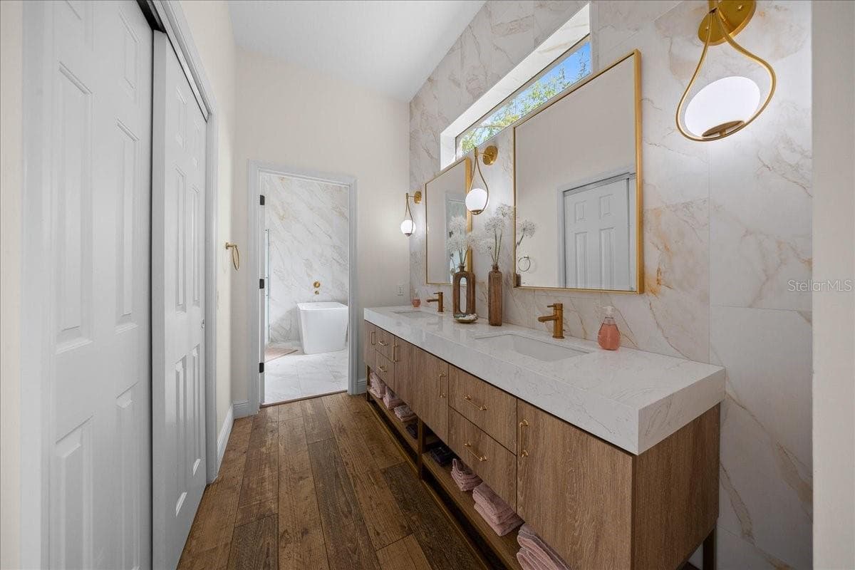 Natural Light and Updated Fixtures in Ensuite - VILLAGES SUMTER, THE VILLAGES