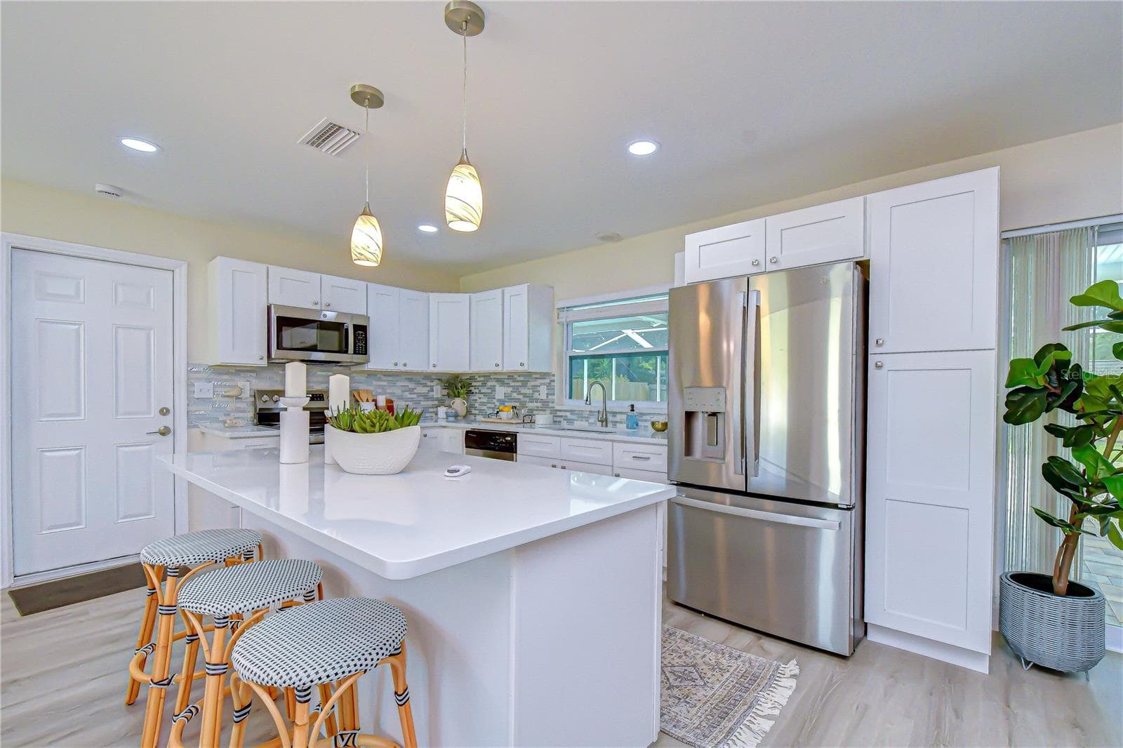 Single Family Residence at 2167 LAKEVIEW RD, CLEARWATER, photo 7 of 37