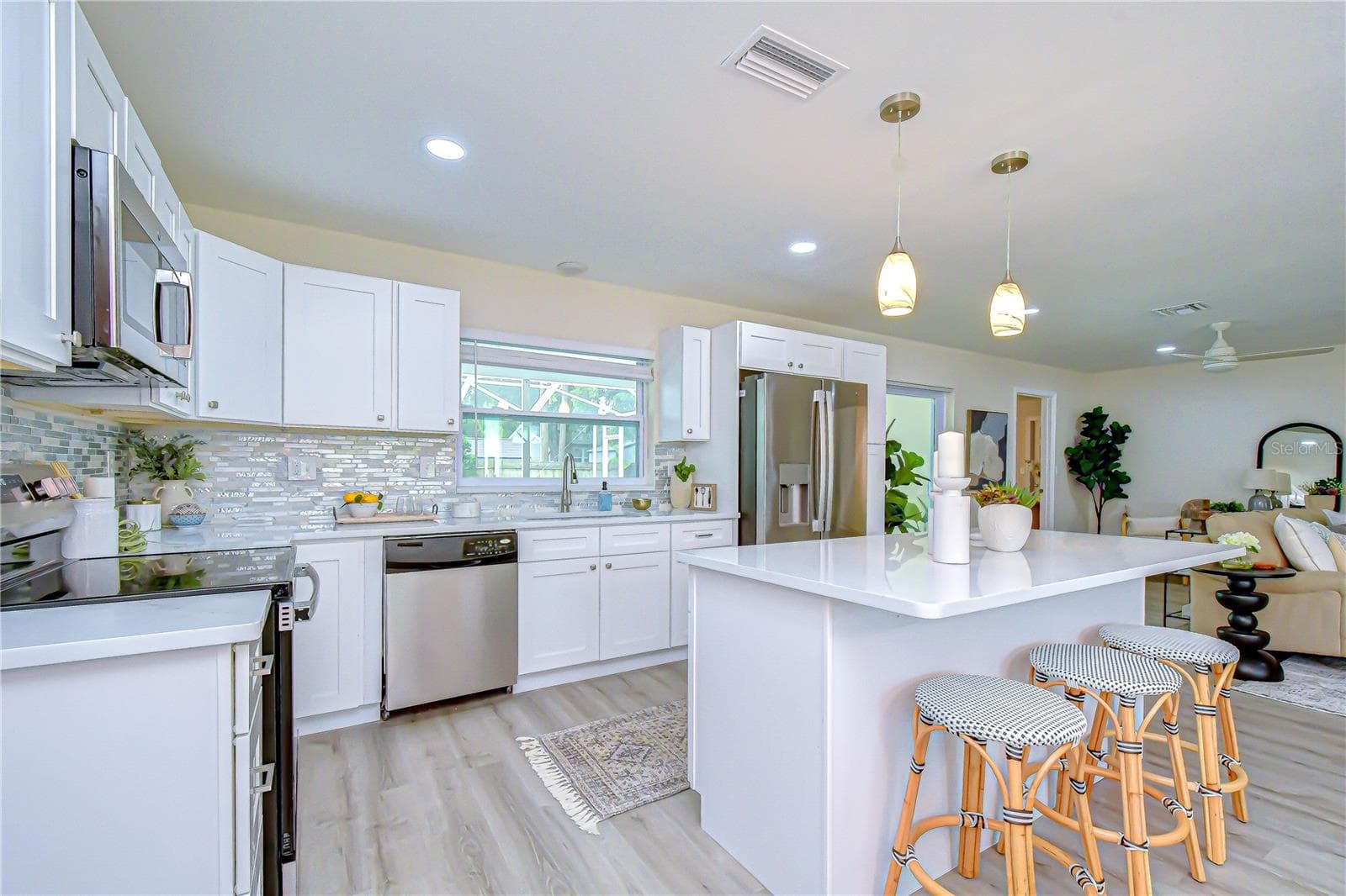 Single Family Residence at 2167 LAKEVIEW RD, CLEARWATER, photo 5 of 37