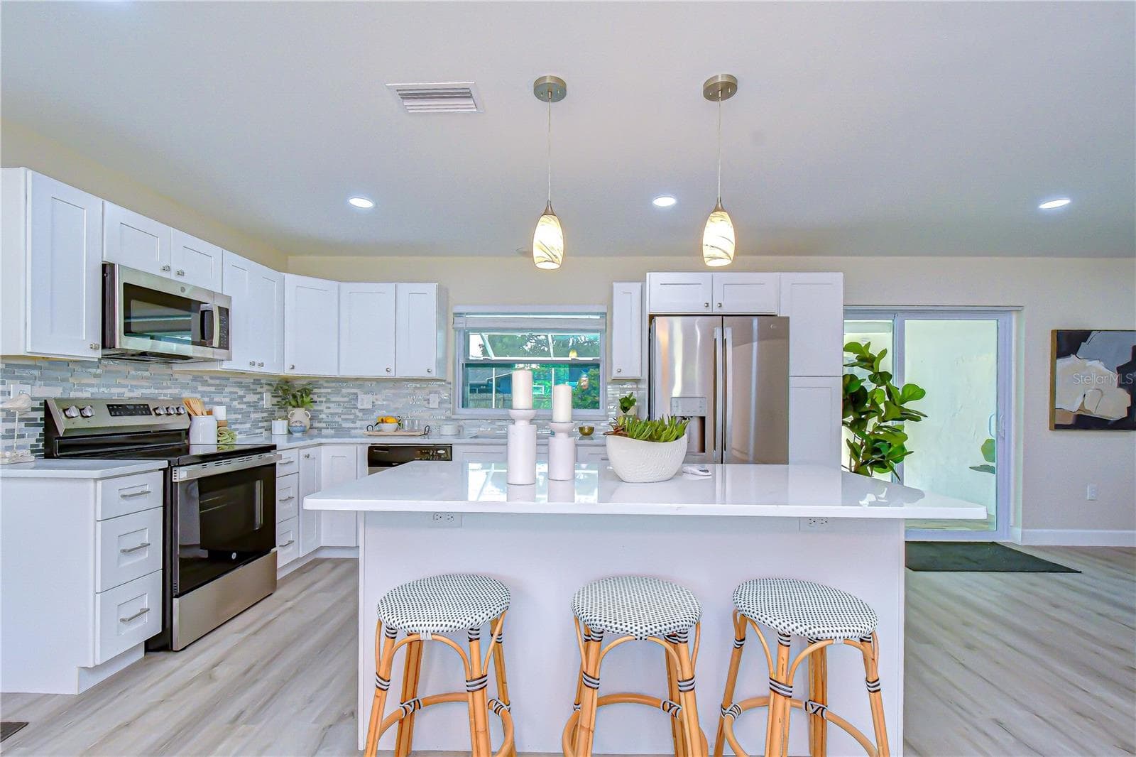 Single Family Residence at 2167 LAKEVIEW RD, CLEARWATER, photo 10 of 37